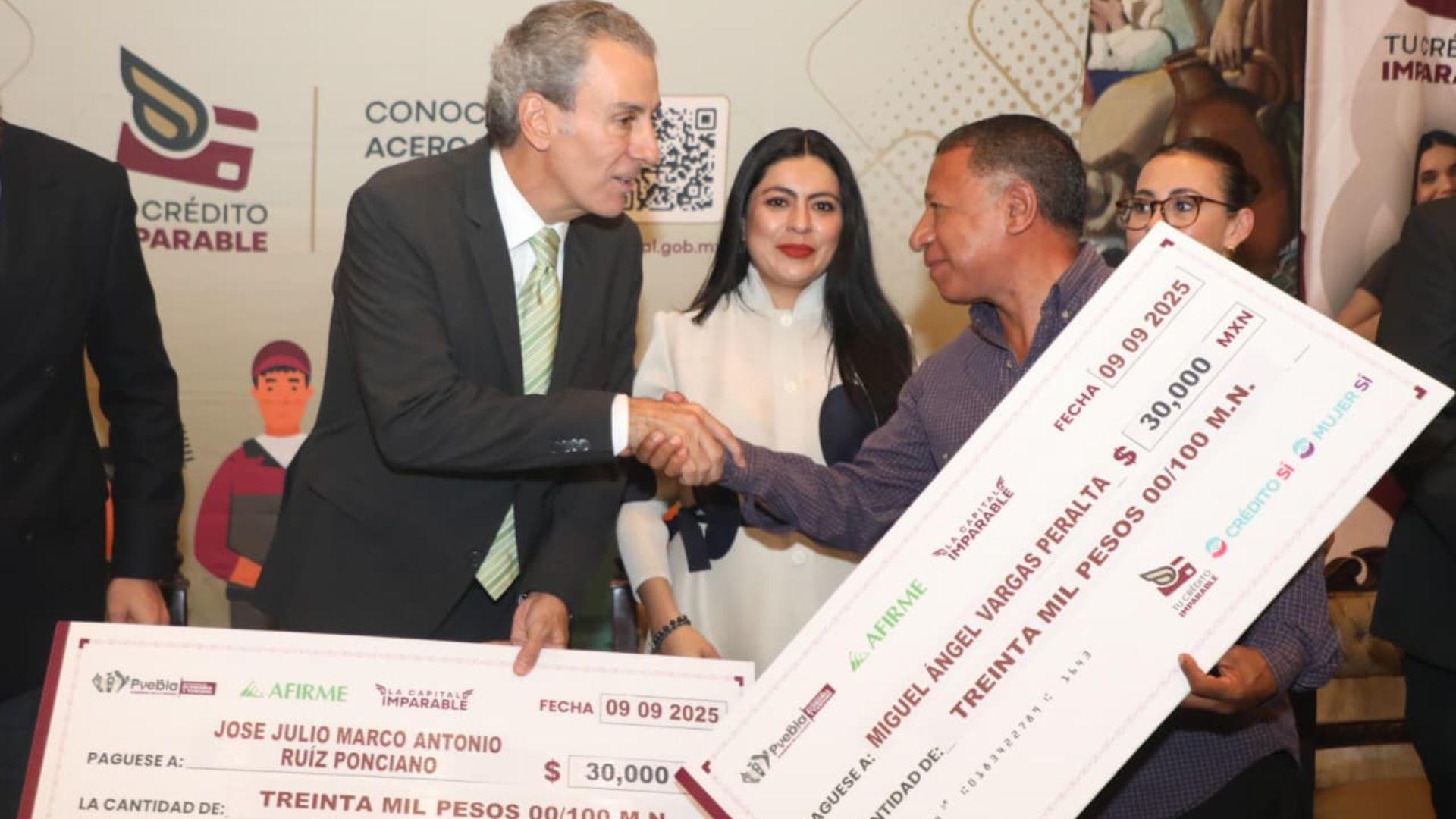 Pepe Chedraui entregando cheques a empresas de Puebla Capital