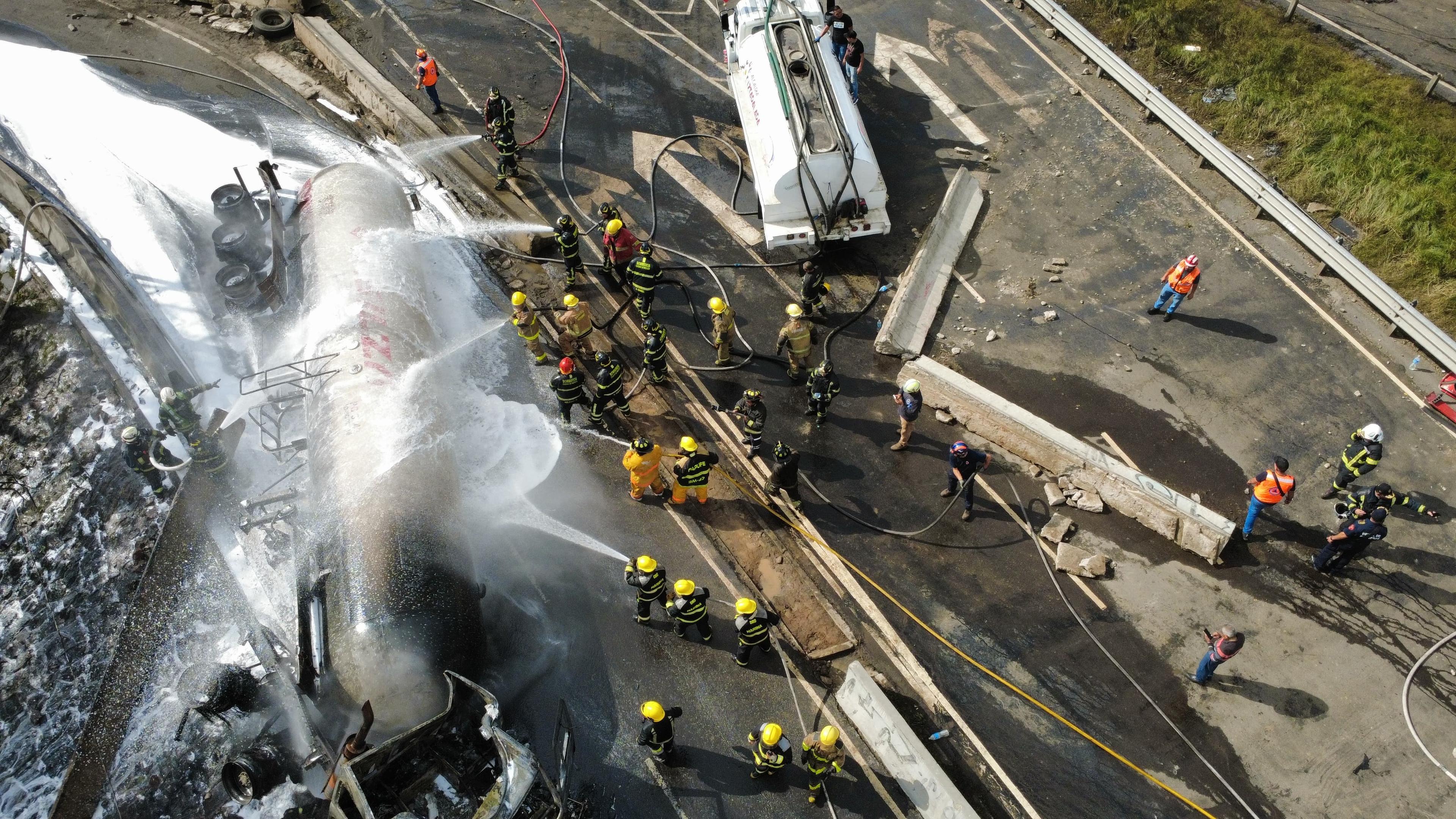 Hay 32 personas hospitalizadas, 2 fueron dado de alta y ya van 19 muertos por explosión de pipa en Iztapalapa.