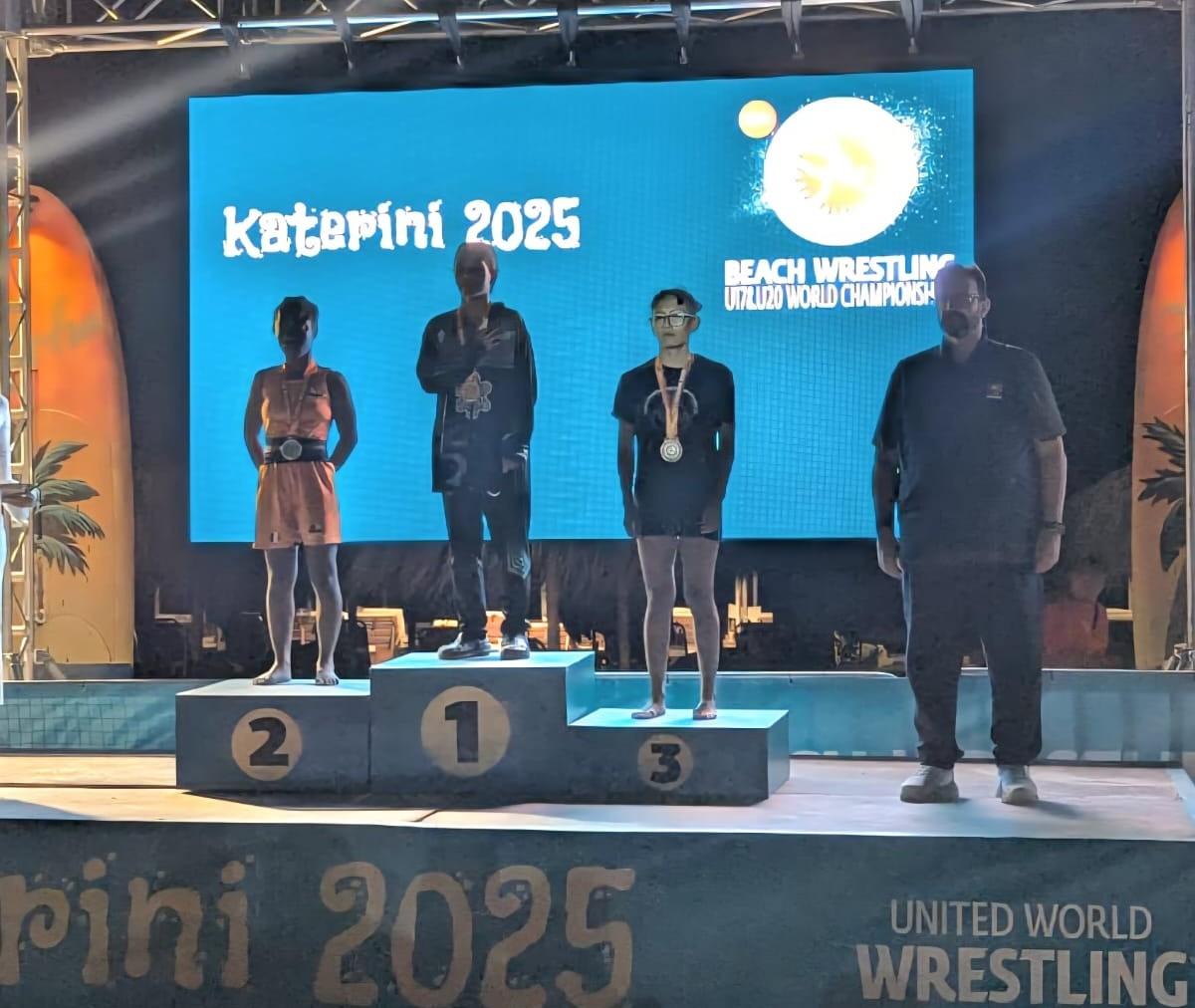 La gladiadora oaxaqueña Karen Ríos (45kg) se convirtió en la 1ª medallista mundial de México en la Lucha de Playa U17-20.