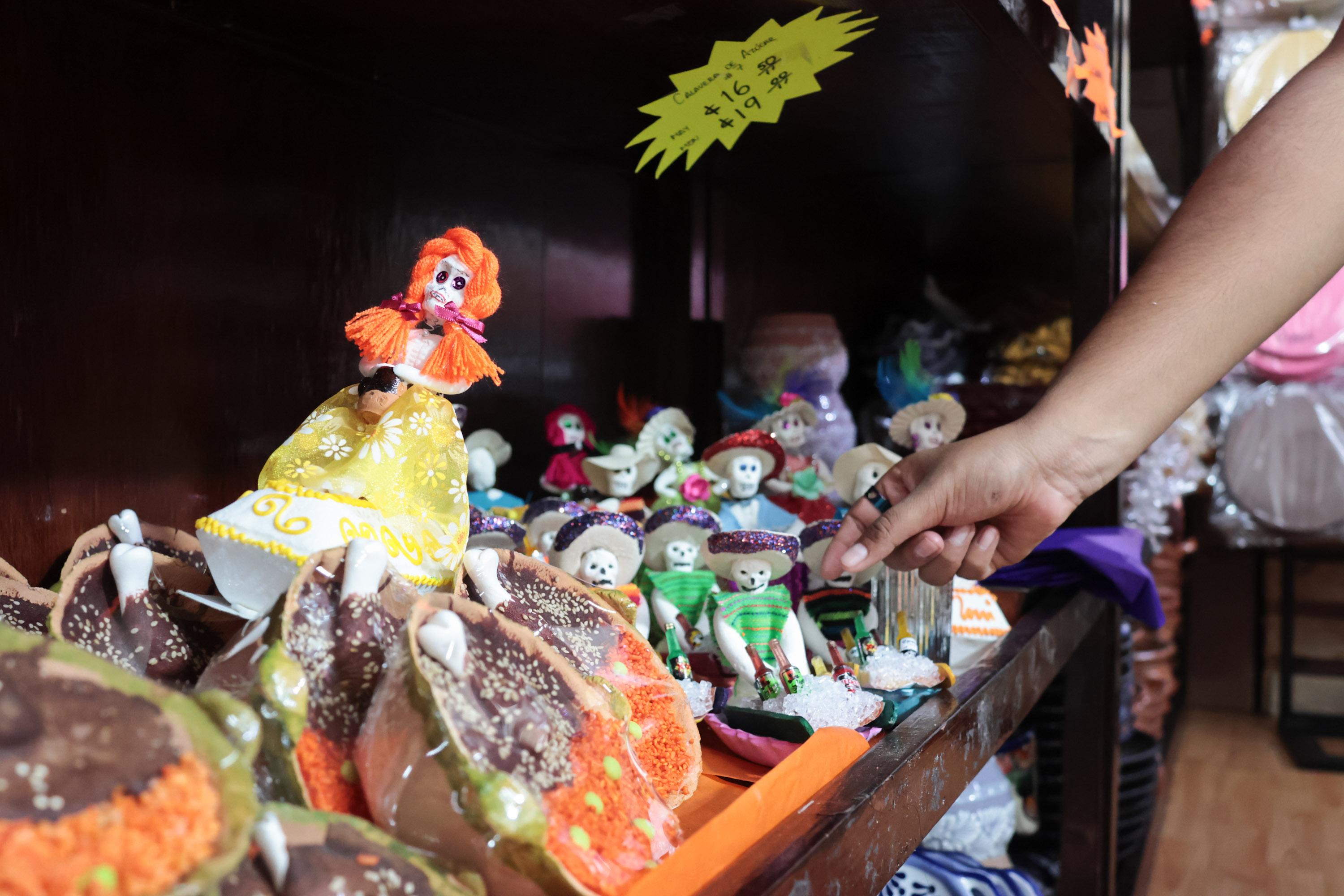 Dulces del Día de Muertos pintan de colores la 6 Oriente en Puebla.
