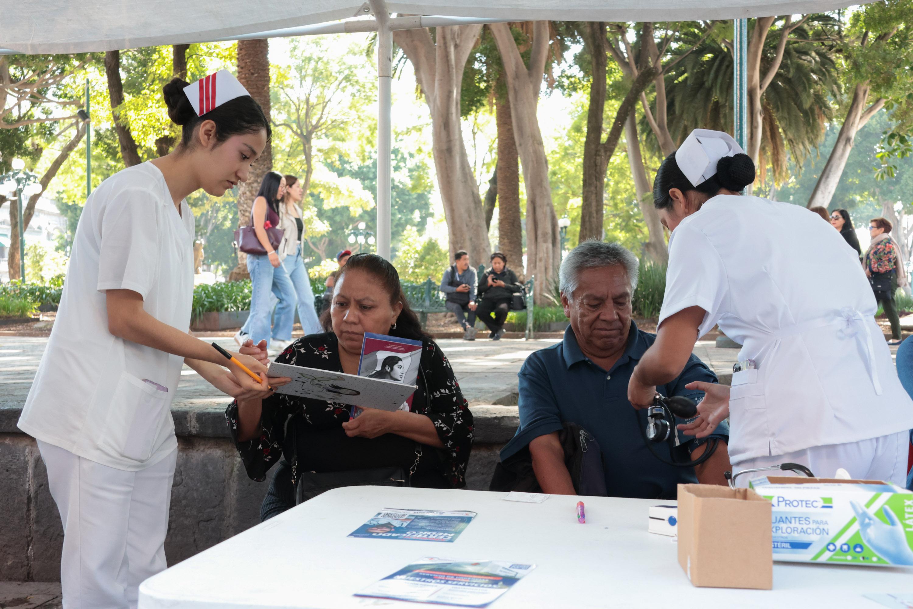 Se lleva a cabo la "Jornada de la Gente" en el Zócalo de Puebla.