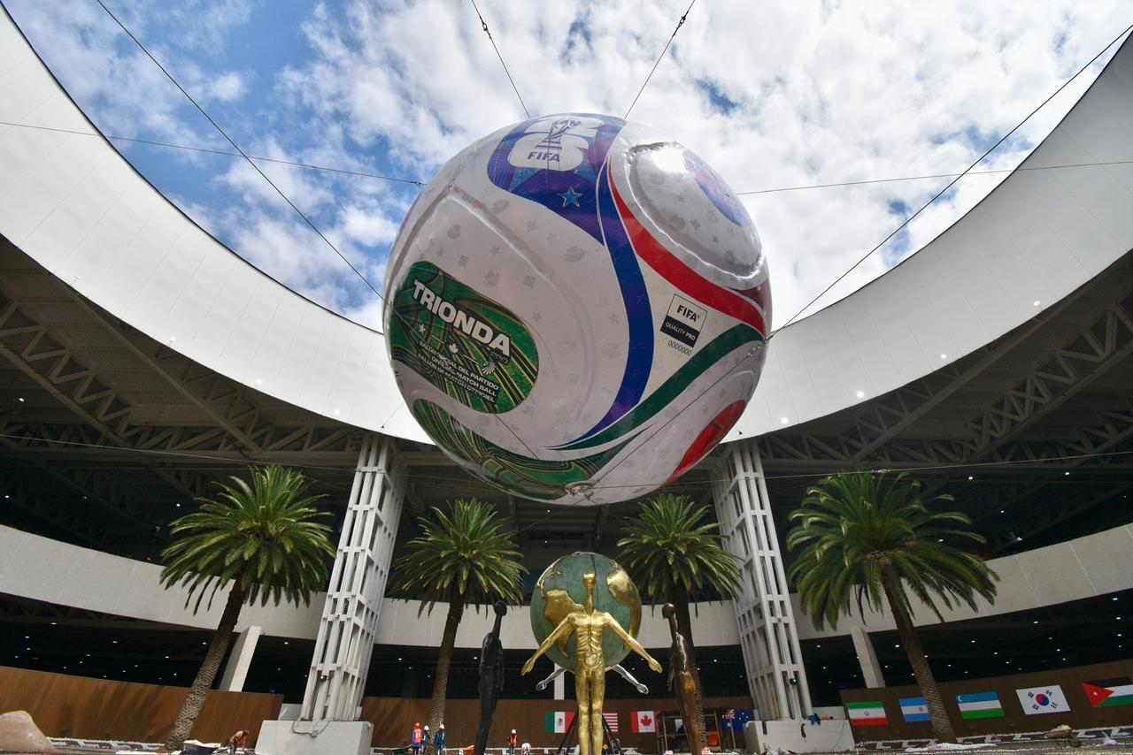 Inauguran balón gigante del Mundial 2026 en el AICM.