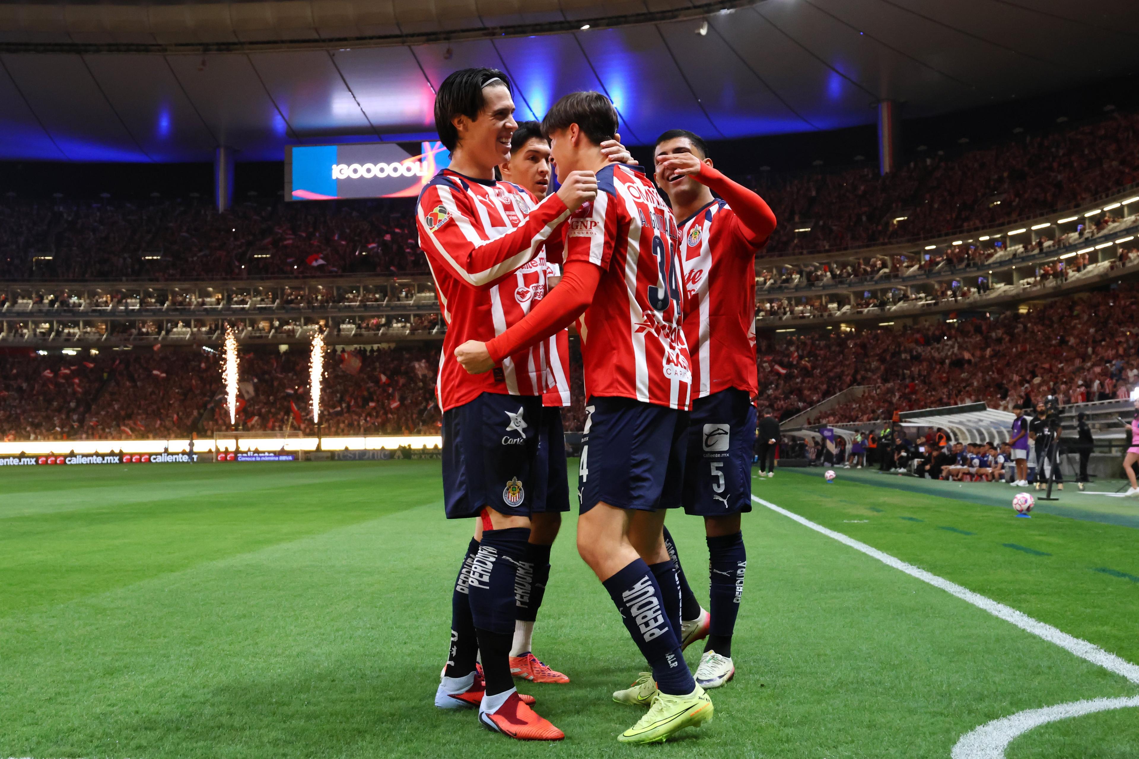 Armando González se lució con 3 goles en la victoria de Chivas 4-1 sobre Atlas.