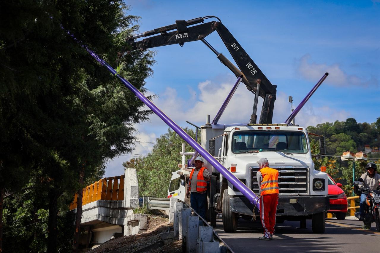 Instalan luminarias solares sobre la Avenida Tlahuicole en Tlaxcala.