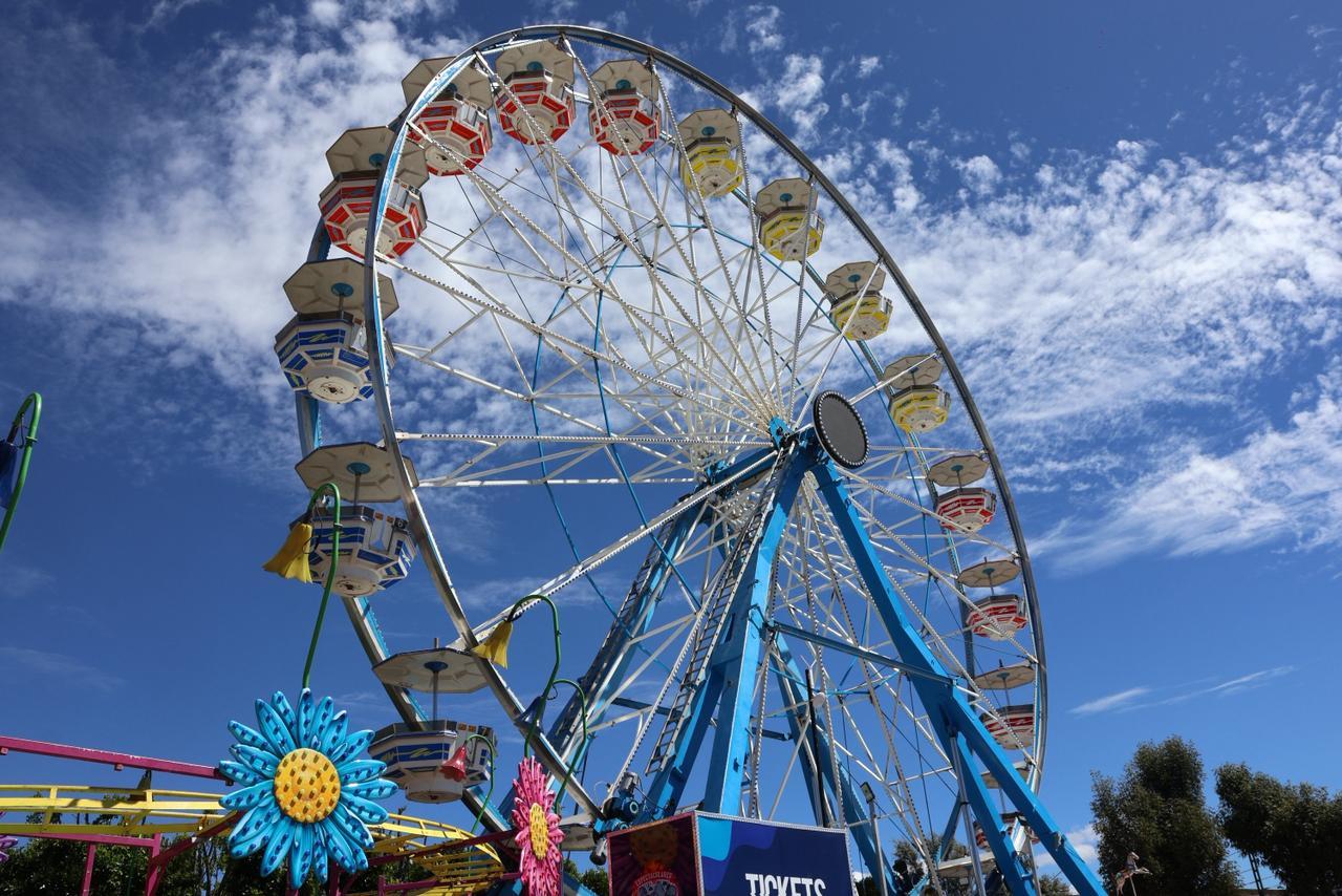 Comienzan con la instalación de juegos mecánicos para Tlaxcala, la Feria de Ferias 2025.