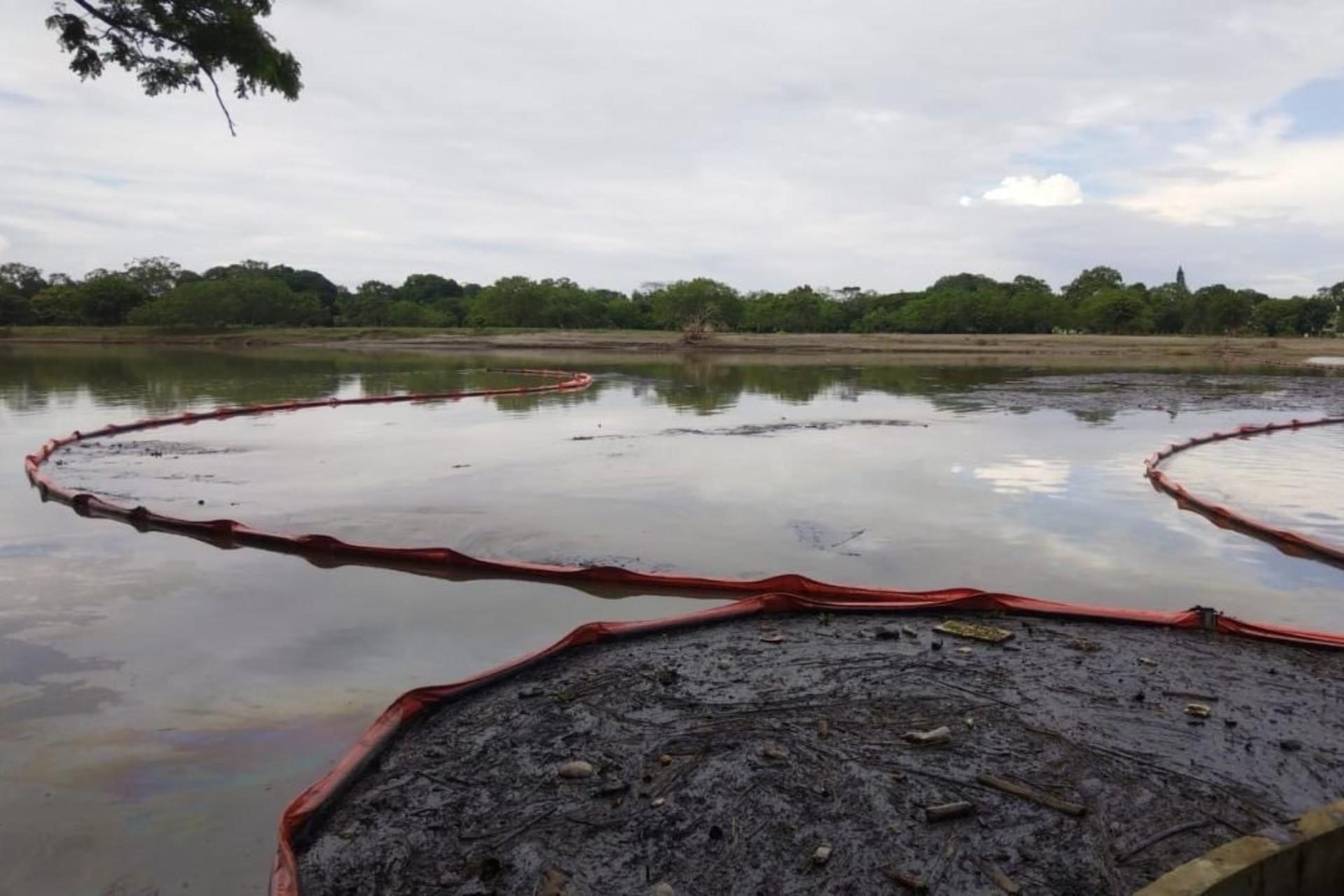 Pemex informó que ha recuperado dos millones 519 mil 100 litros de hidrocarburo en diez puntos estratégicos ubicados a lo largo del río Pantepec y sus afluentes en Veracruz.