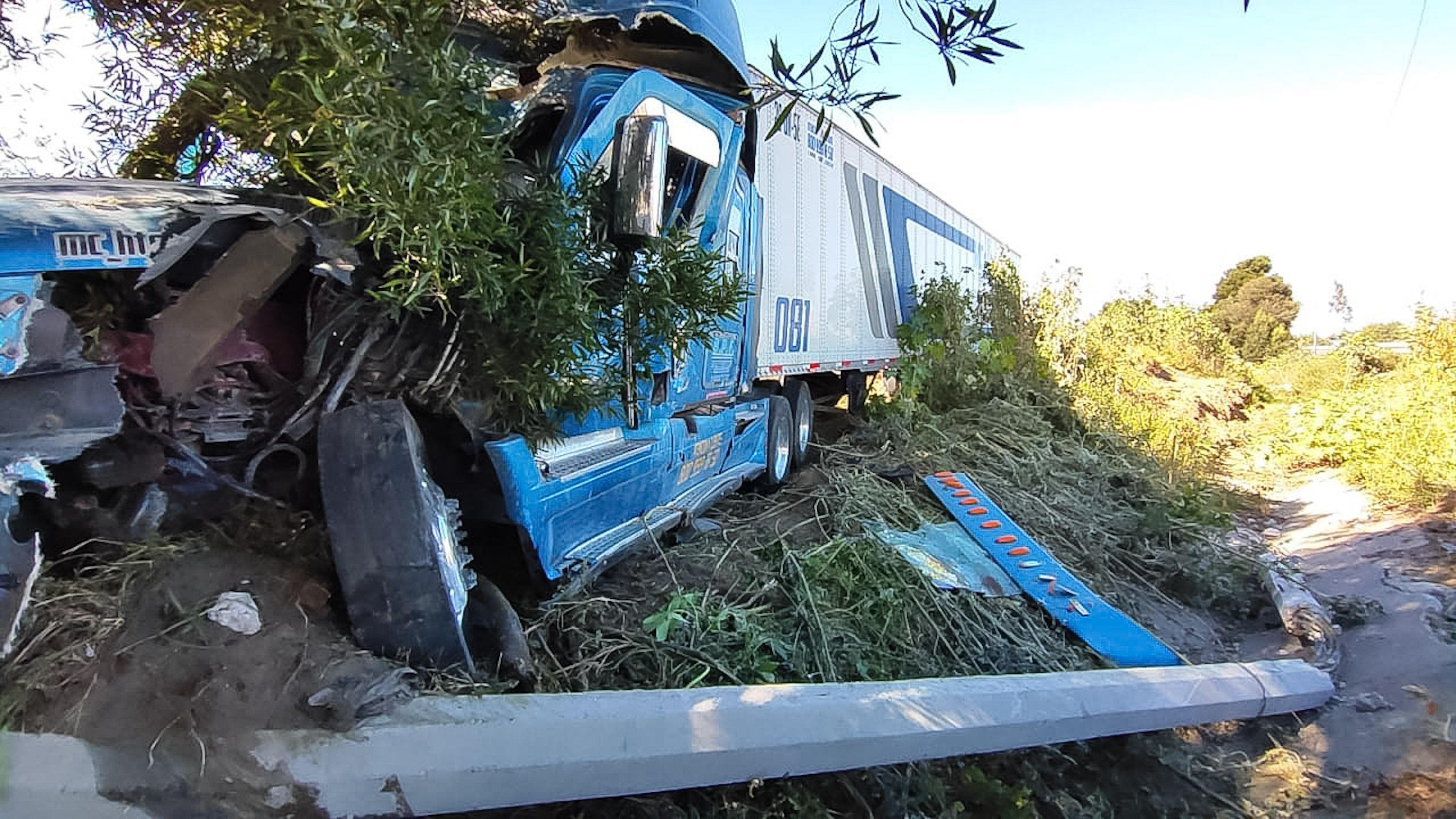 Conductor de tractocamión sale del camino en Periférico Ecológico de Puebla.
