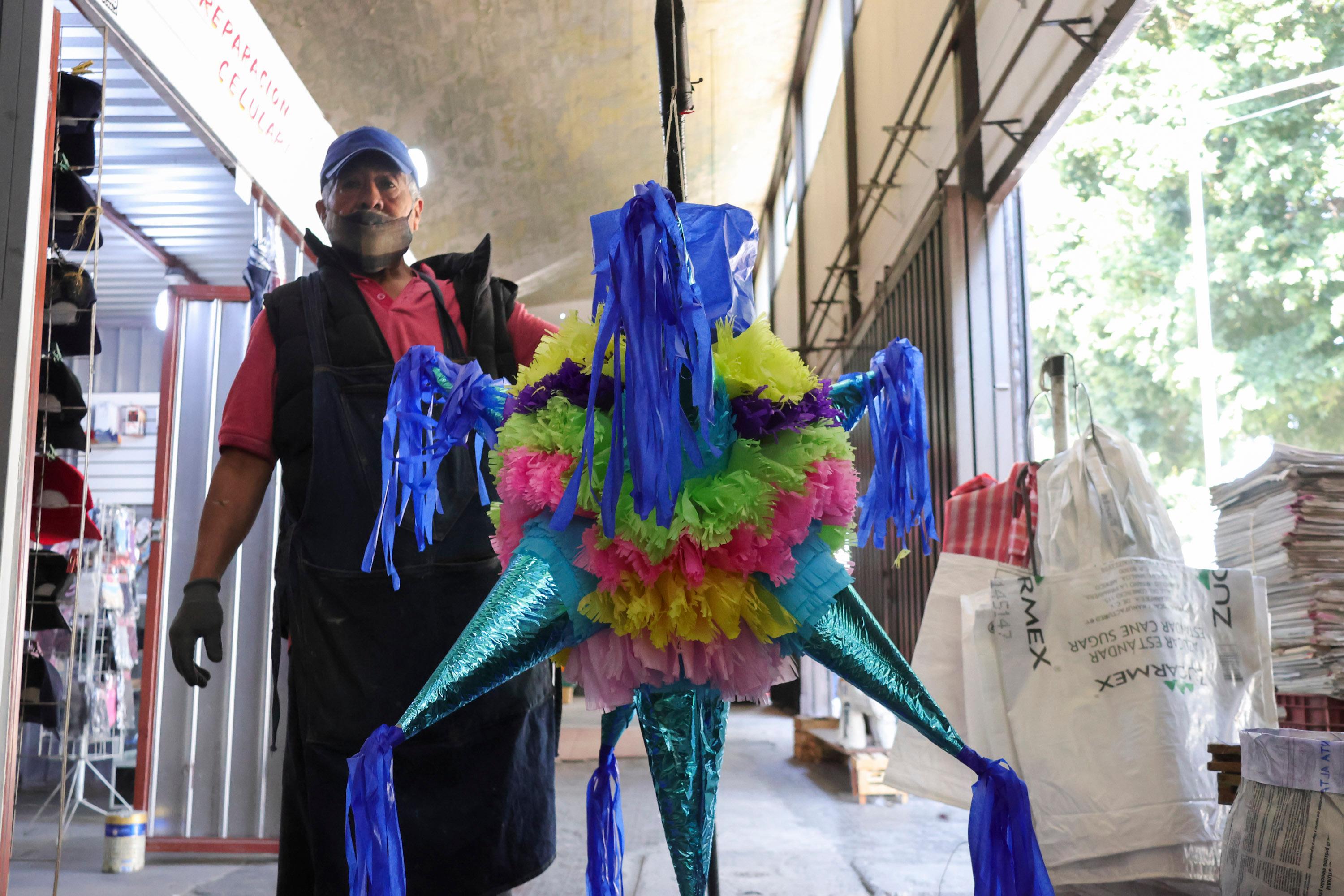 En Puebla, los preparativos para la temporada decembrina ya han comenzado, con la elaboración de las piñatas.