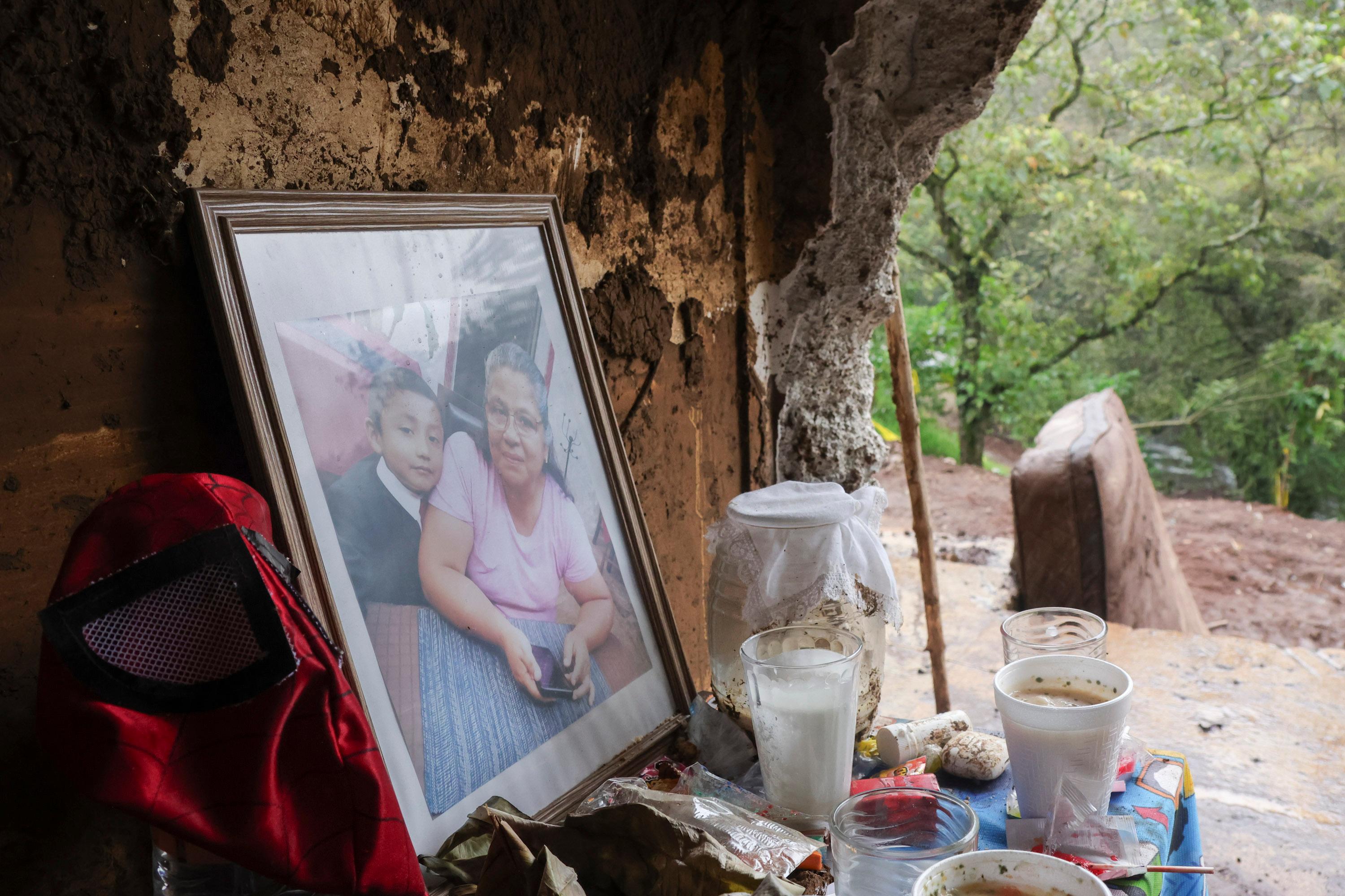 Altar para Liam Tadeo a un mes de su desaparición en Huauchinango, Puebla.
