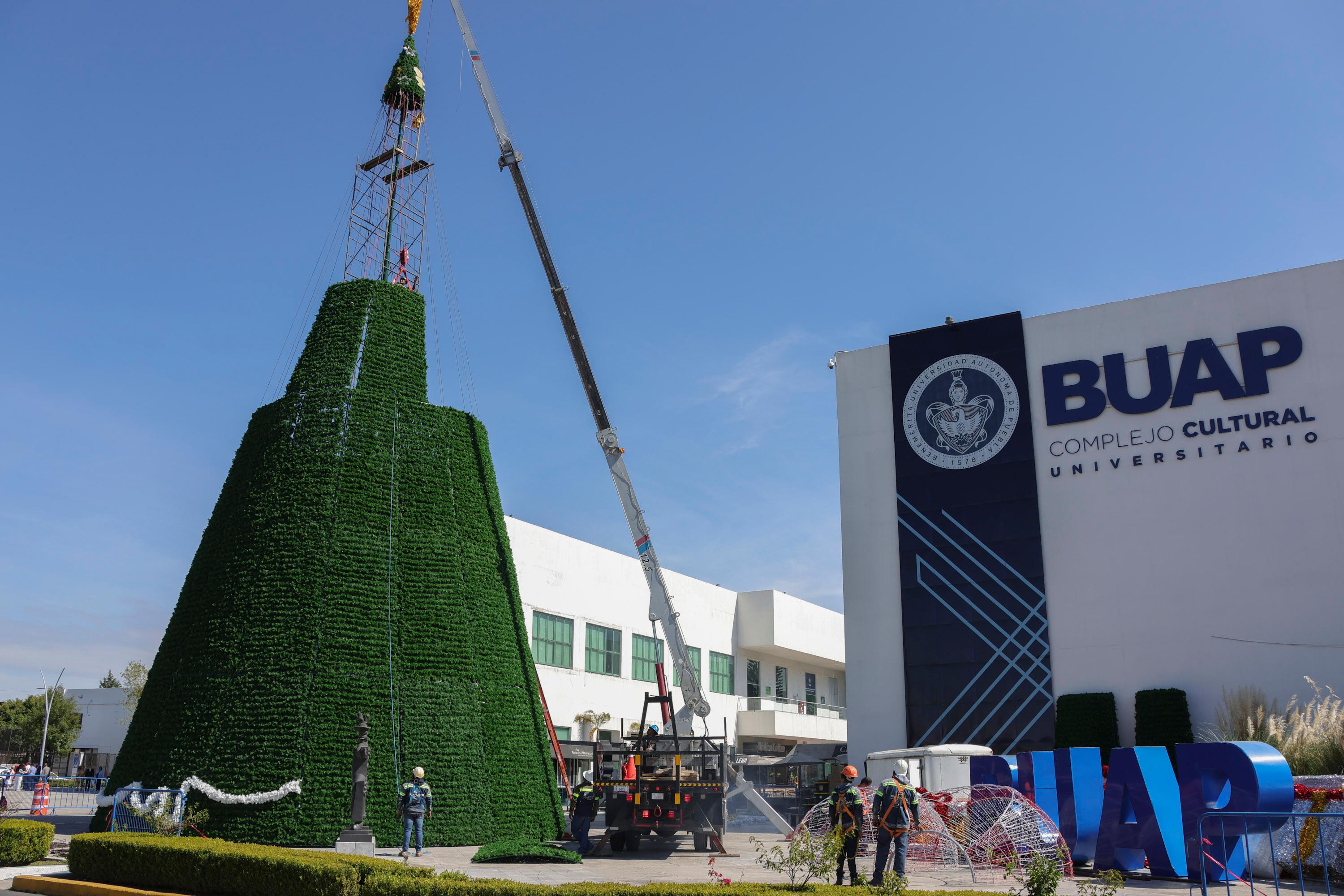Ya comenzó la instalación del Árbol de Navidad de la BUAP.