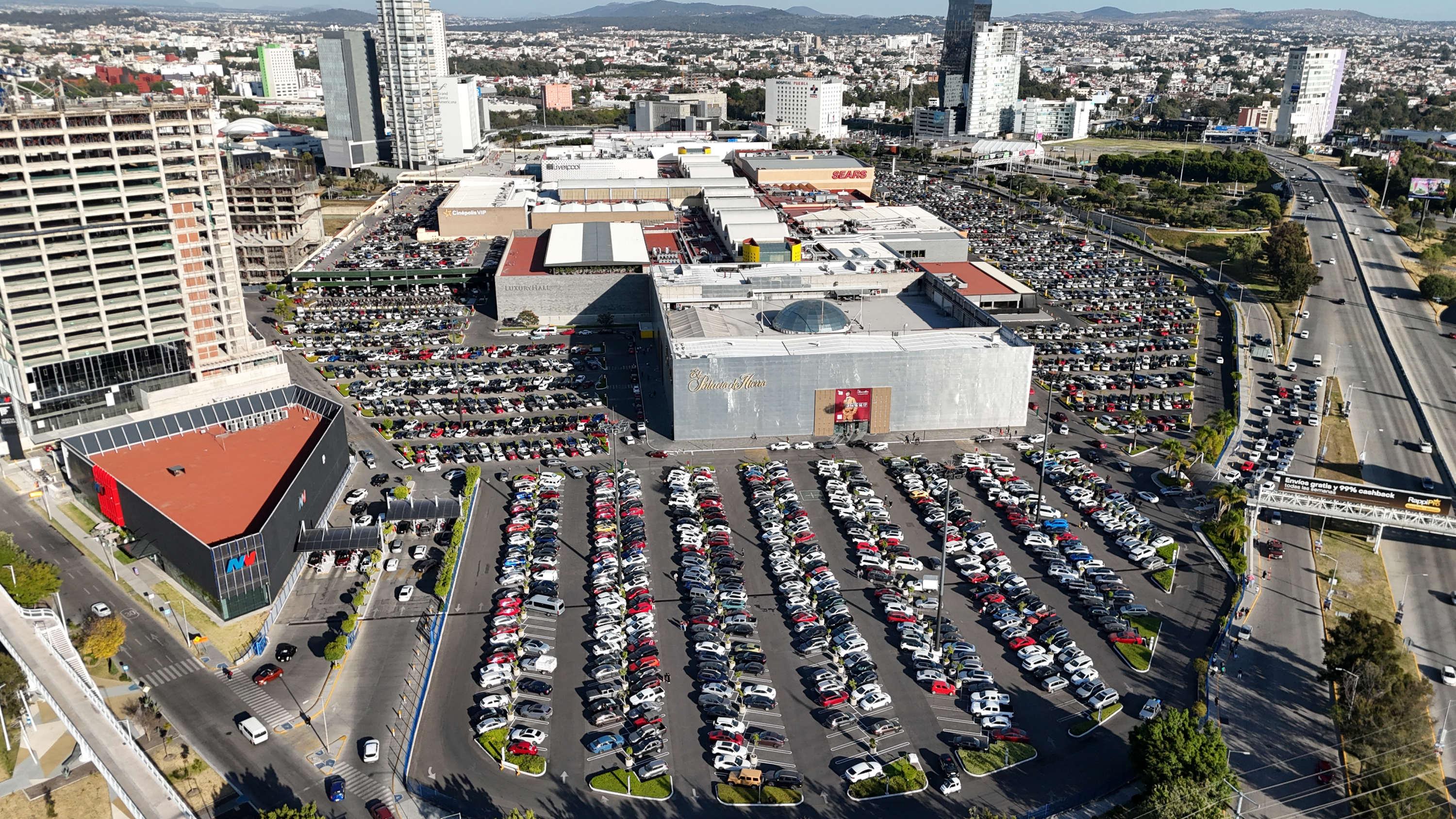 Lleno estacionamiento de Angelópolis, en Puebla, por El Buen Fin.