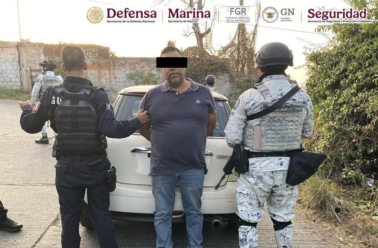 Detienen a cuatro personas en Michoacán, aseguraron 28 cartuchos útiles, ocho artefactos explosivos improvisados y un vehículo.