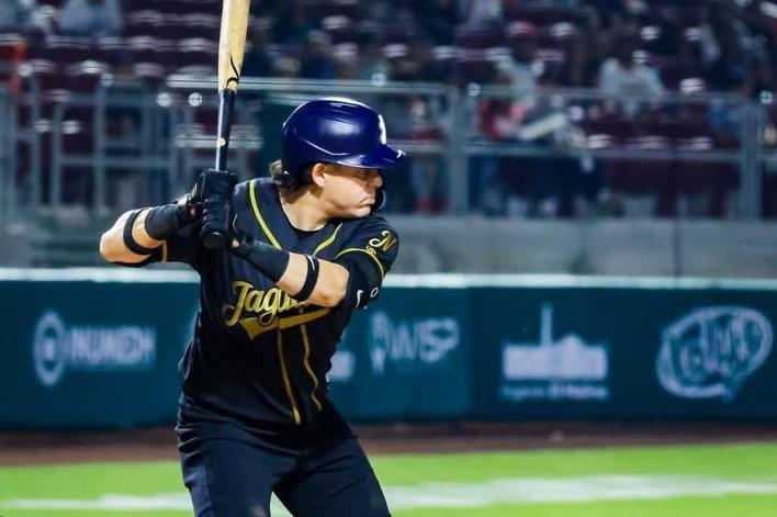 Destaca actuación de peloteros de los Pericos Invernales en el beisbol.