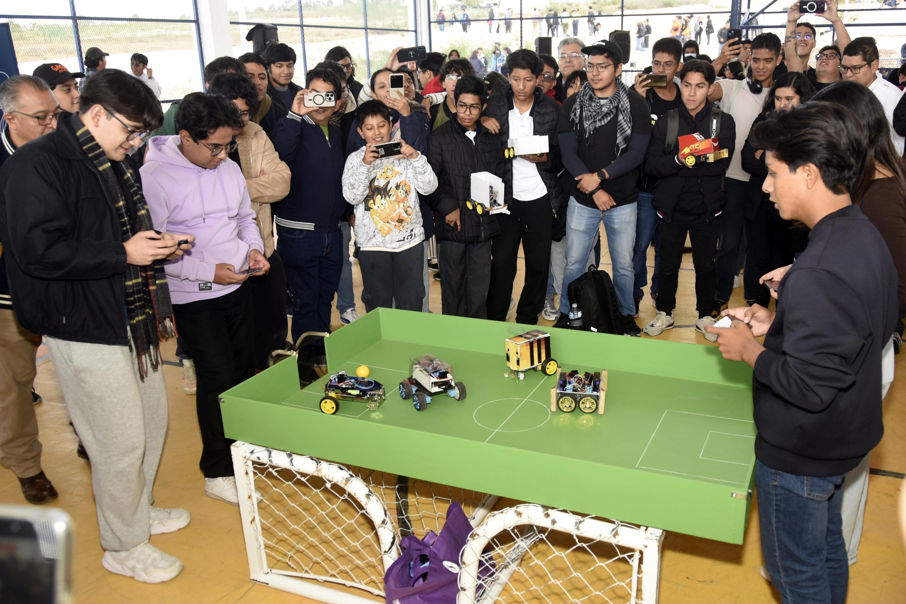 En su décima edición, la Rectora Lilia Cedillo Ramírez inauguró el Torneo Nacional de Robótica "Guerra de Dioses 2025".