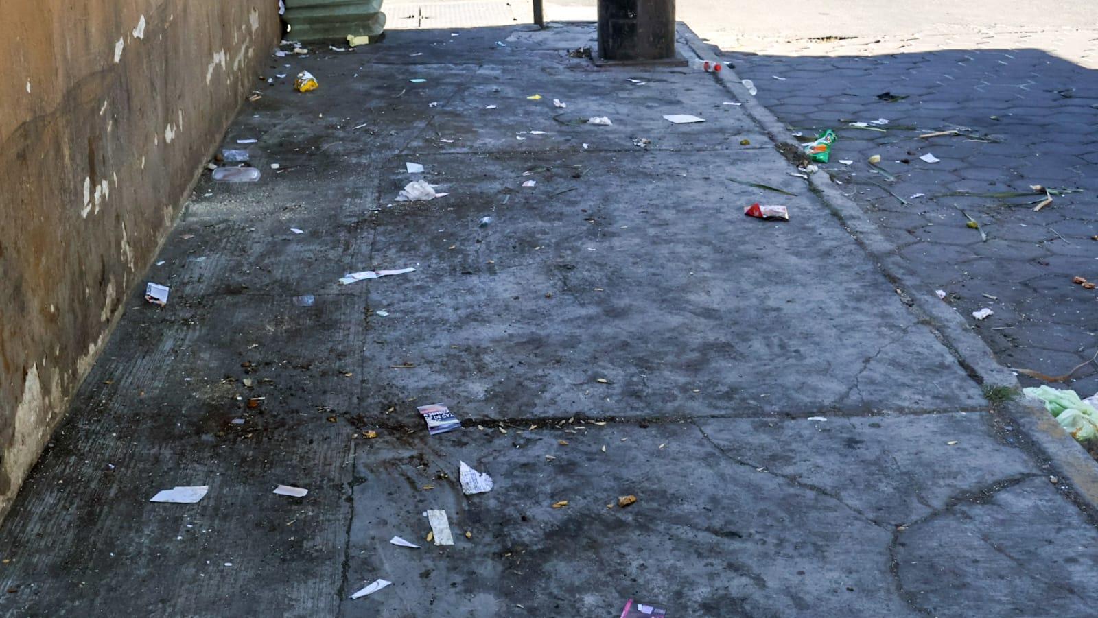 Piden transportistas tlaxcaltecas a comerciantes sabatinos limpien su lugar de trabajo.