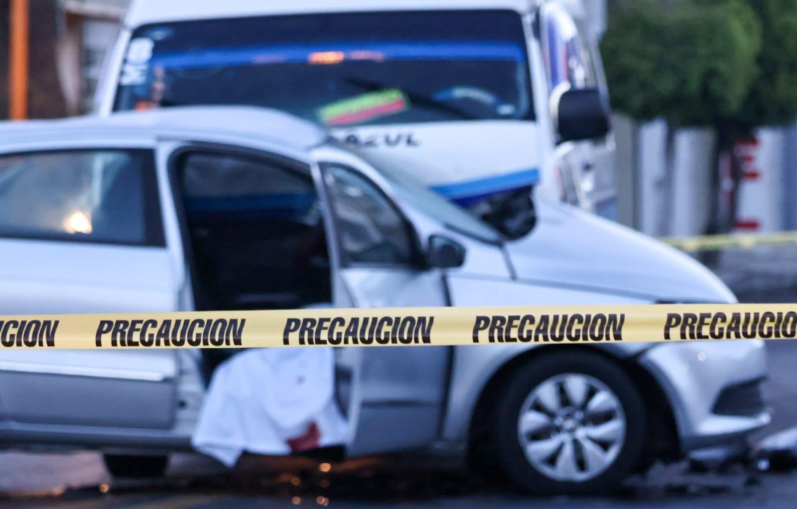 Fuerte choque entre transporte público y vehículo particular deja un hombre sin vida en Tlaxcala.