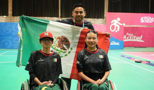 La pareja mixta de boccia BC4 festeja su medalla de plata, en el último día de Chile 2025.
