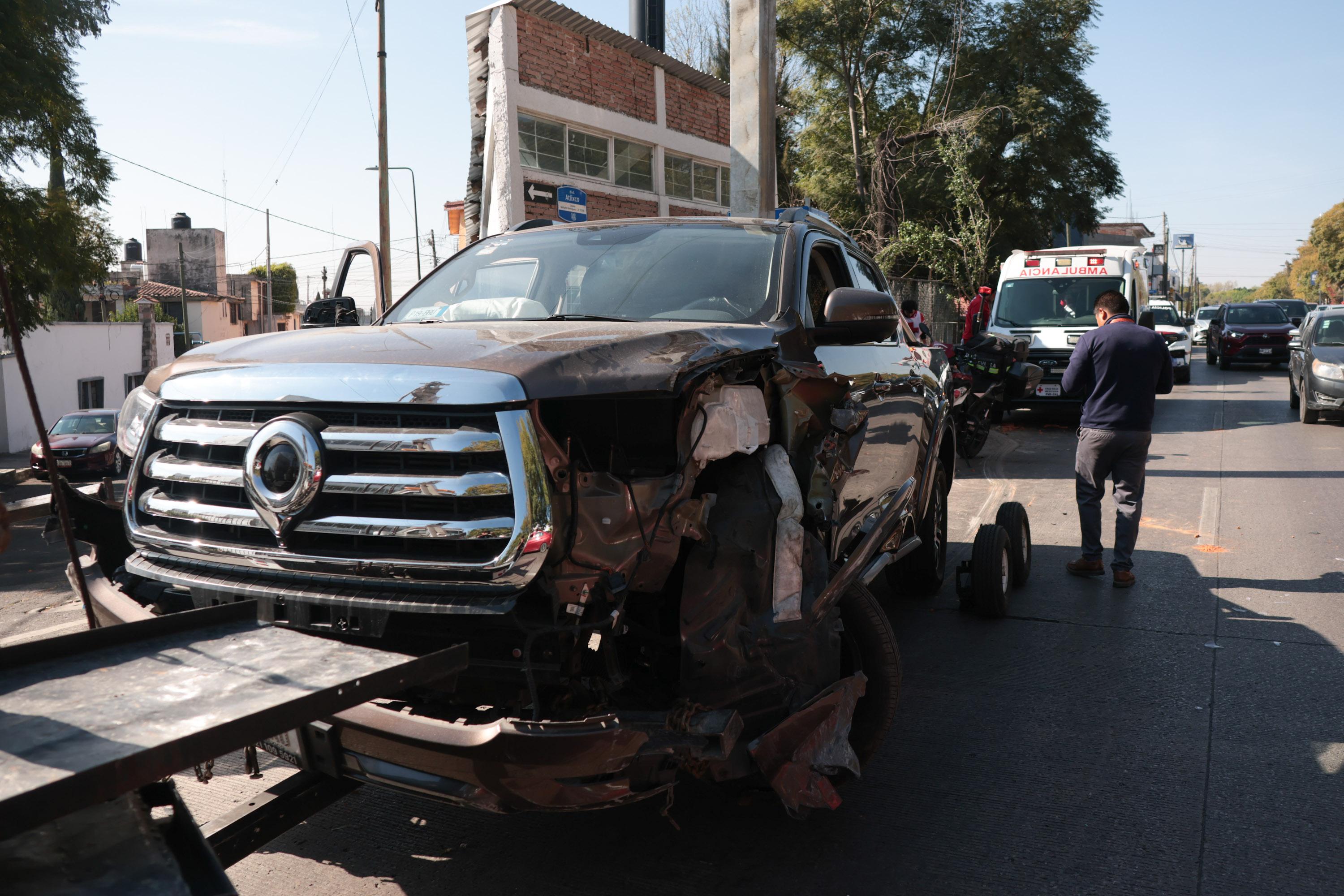 Un aparatoso accidente automovilístico se registró en se la esquina de 35 Sur y bulevar Atlixco en la ciudad de Puebla.