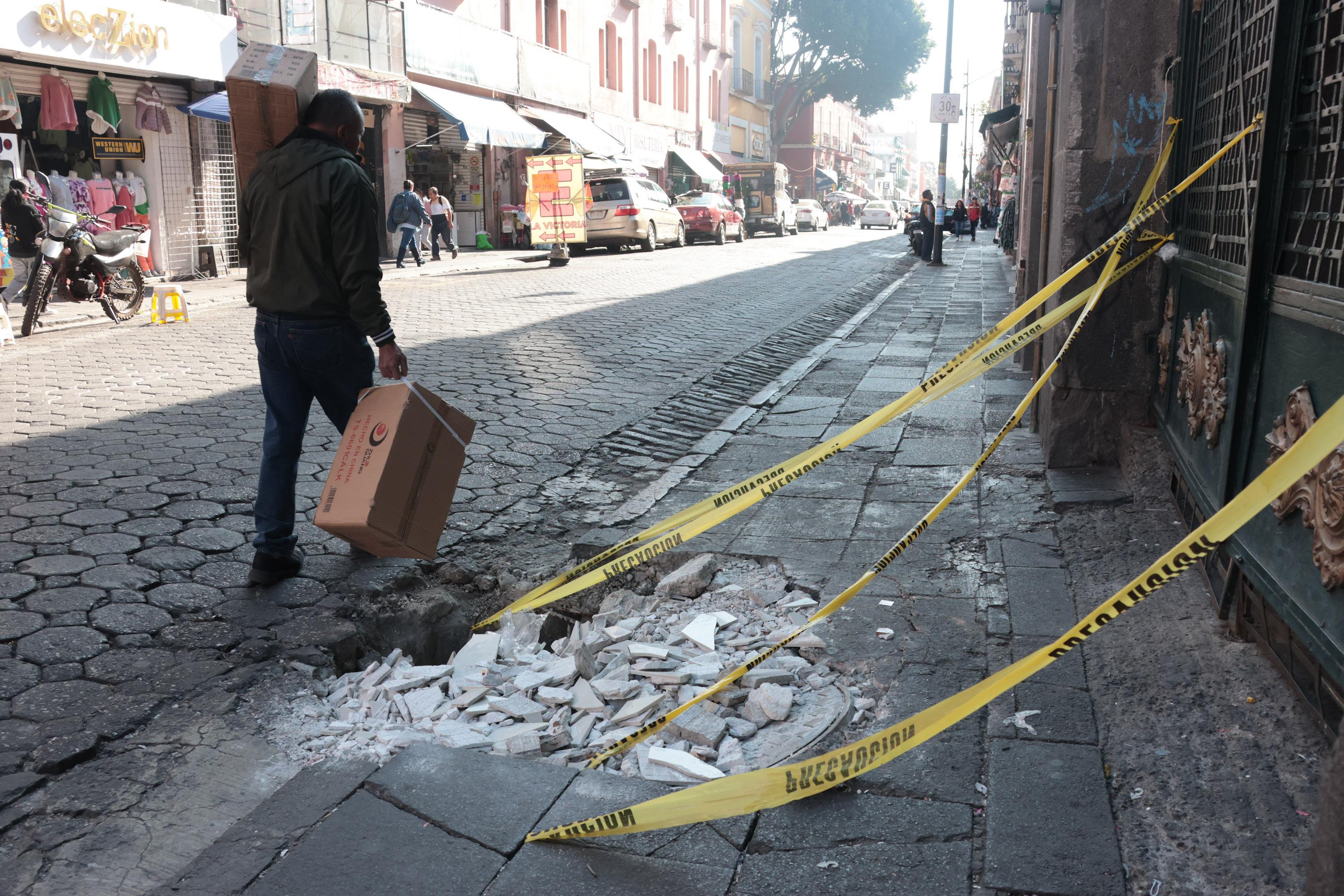 Hundimiento en la vía pública en Plaza Victoria en la ciudad de Puebla.