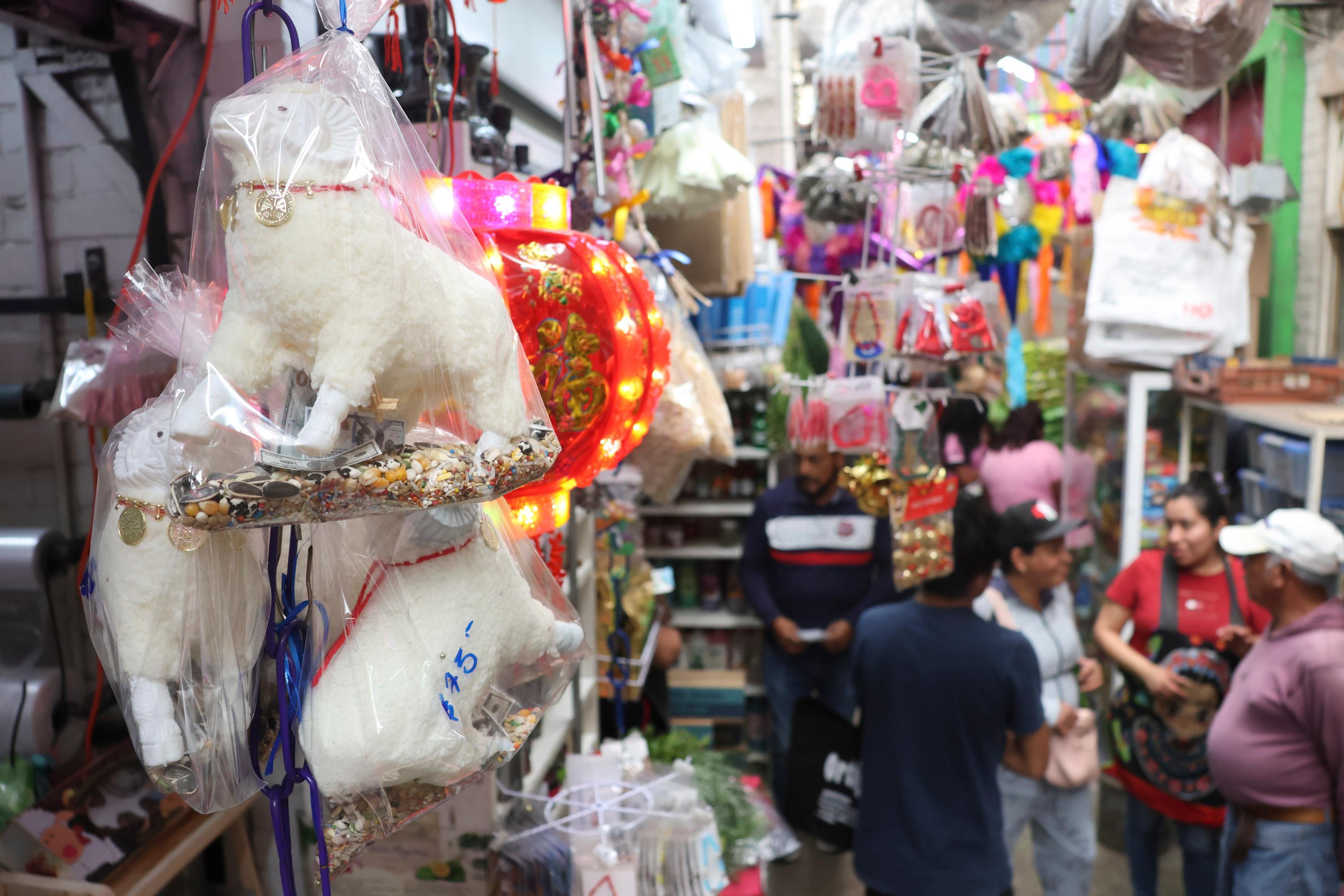 Hierbas y amuletos repuntan ventas por fin de año en Mercado Independencia en Puebla.