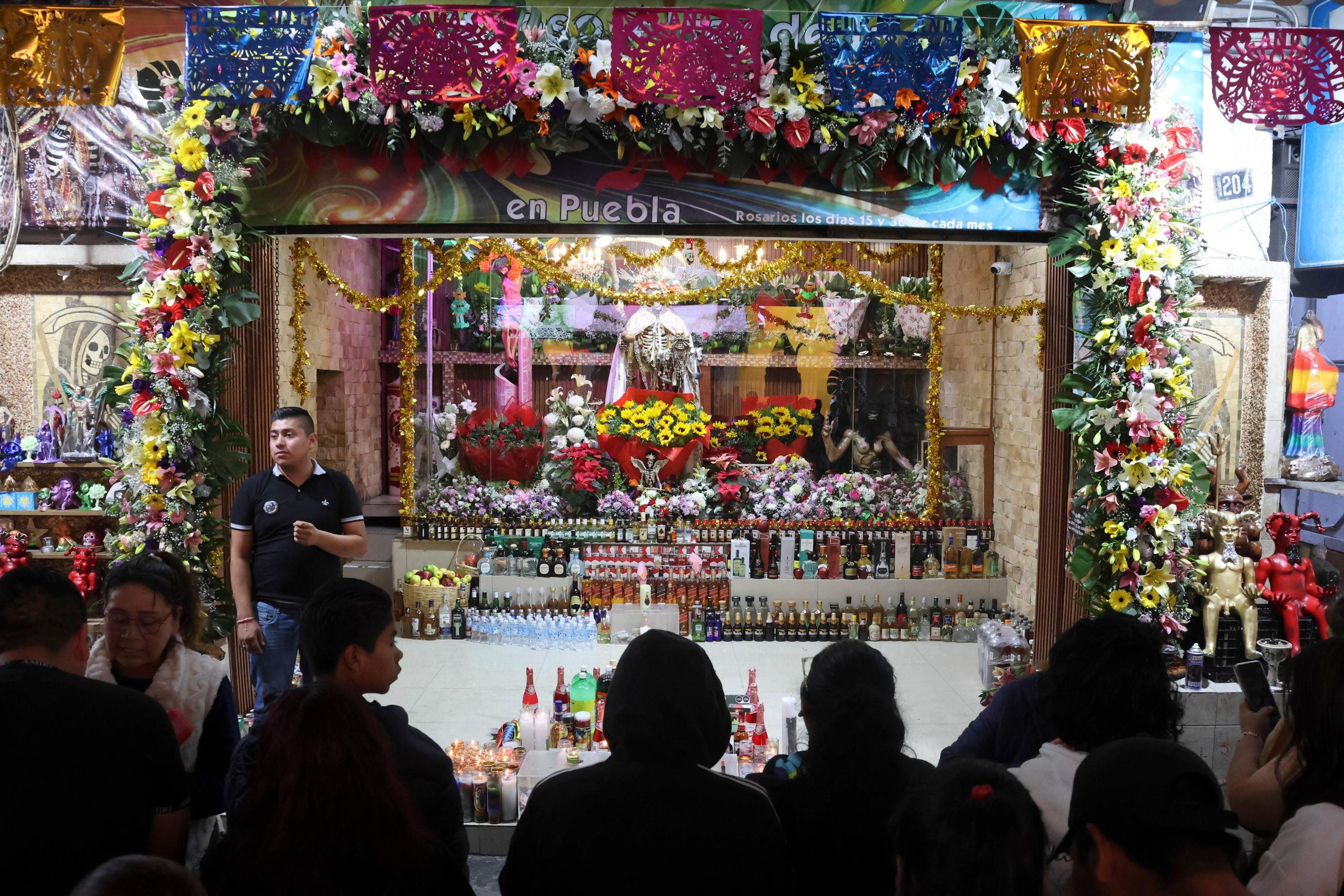 Creyentes agradecen a la Santa Muerte por este año.