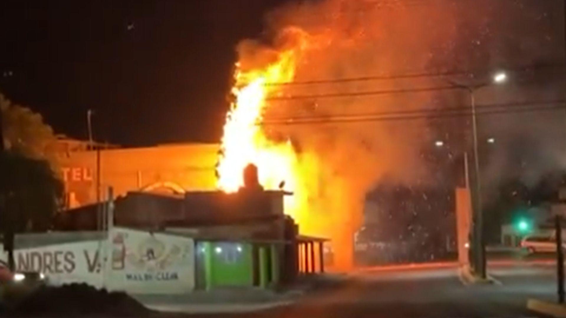 En Tecamachalco, accidente con pirotecnia causo que un árbol se incendiara