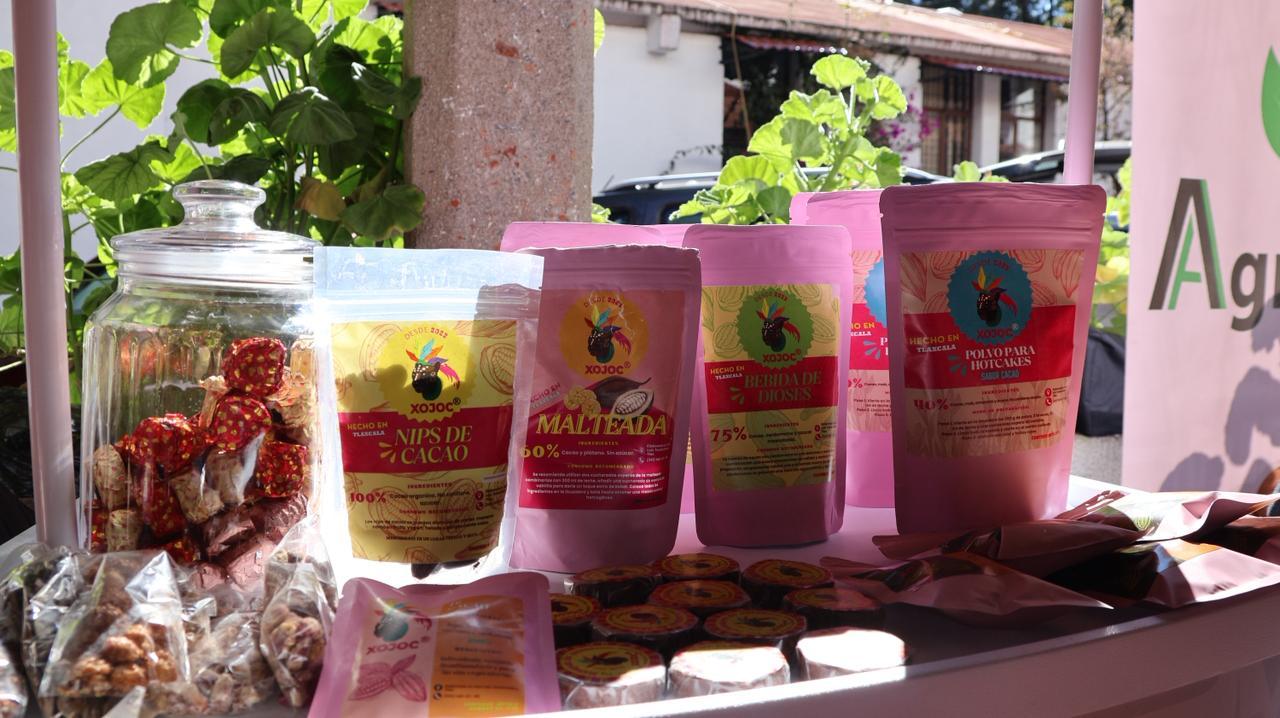 Mujeres del campo tlaxcalteca exhiben y comercializan sus productos en expoventa.