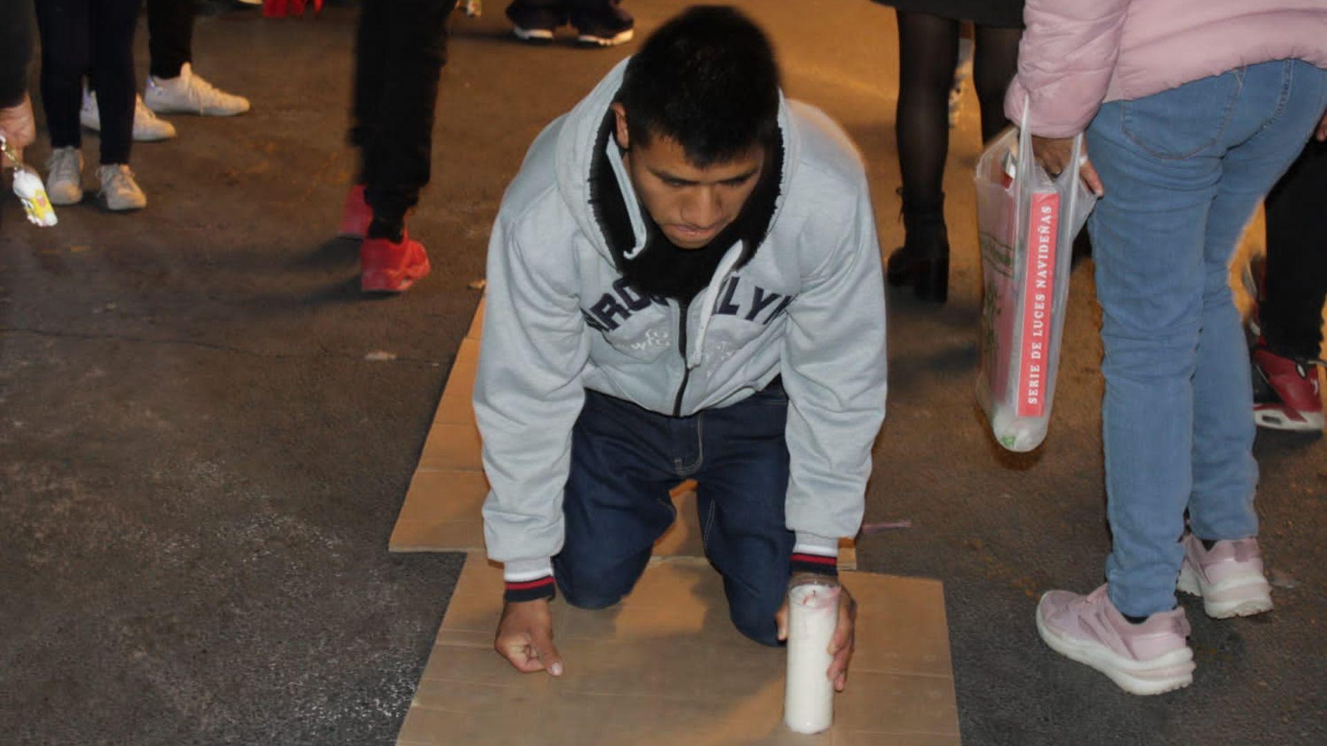 Penitentes en Tehuacán recorrieron el municipio de rodillas hasta El Calvario