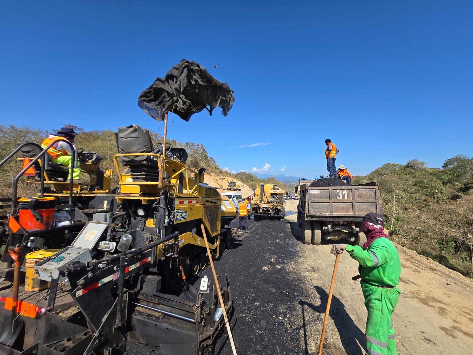 Supervisa titular de la SICT obras de modernización de la carretera Pochutla-Huatulco.