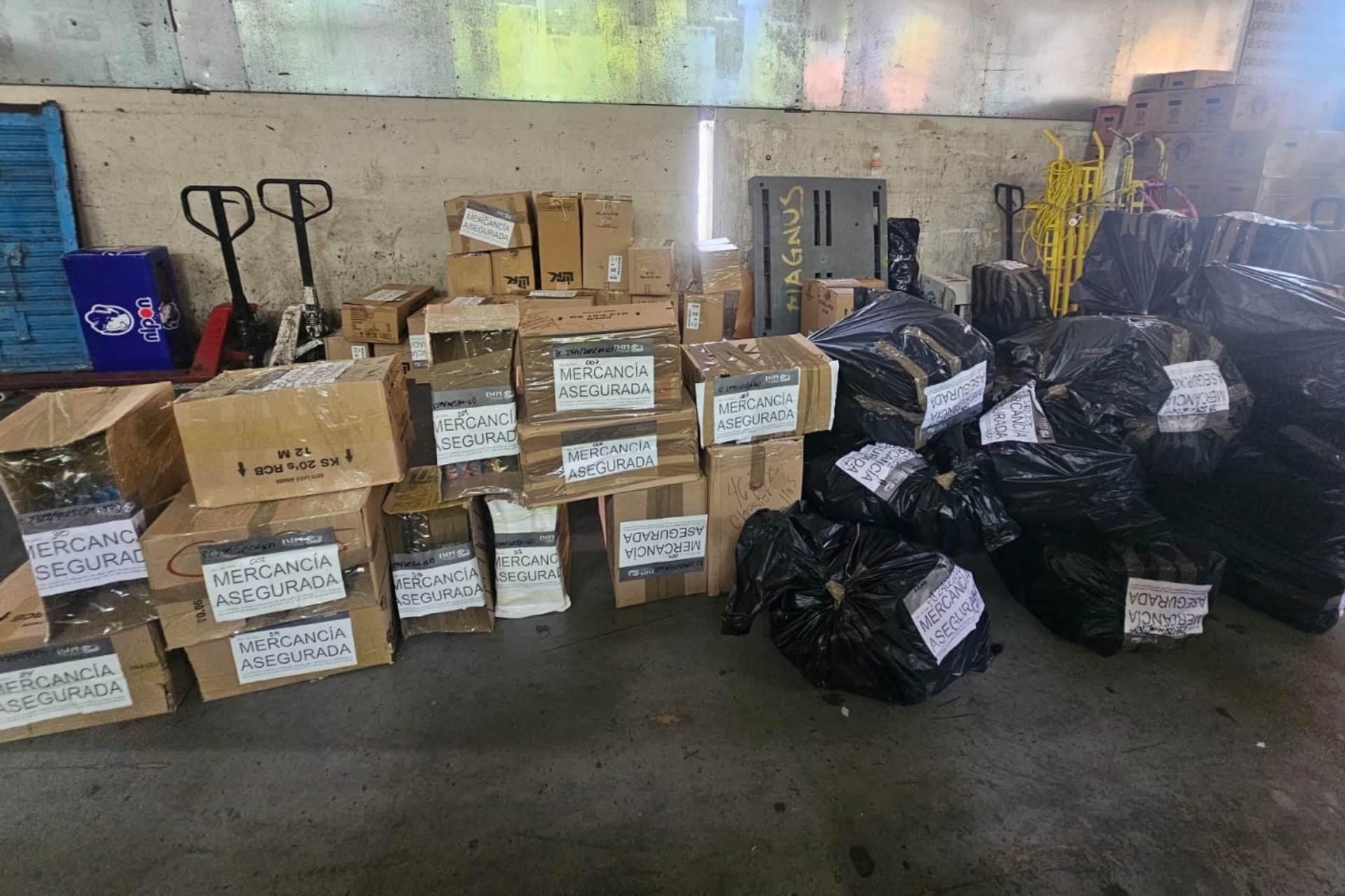 Personal de la SSC y el IMPI realizaron un operativo donde aseguraron más de 12 mil cajetillas de cigarros ilegales con un valor de más de un millón de pesos, en la CEDA.