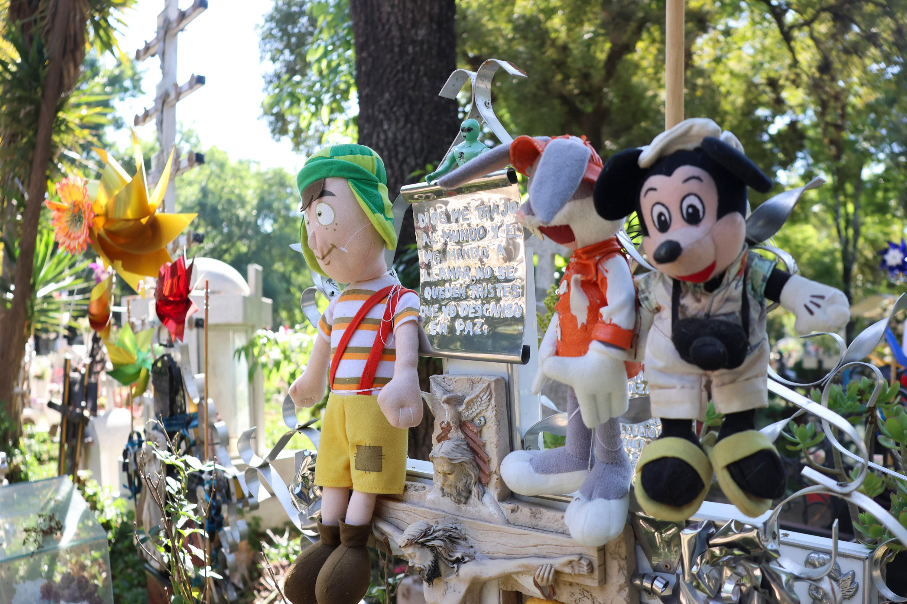 Los Reyes Magos visitan el Panteón Municipal de Puebla.