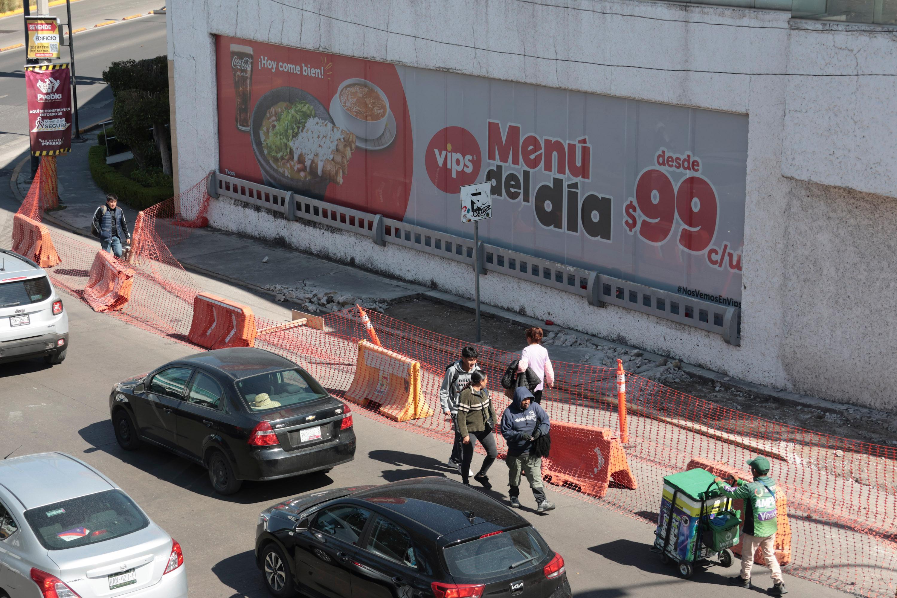 Acordonamientos en aceras de la 31 oriente por obras.