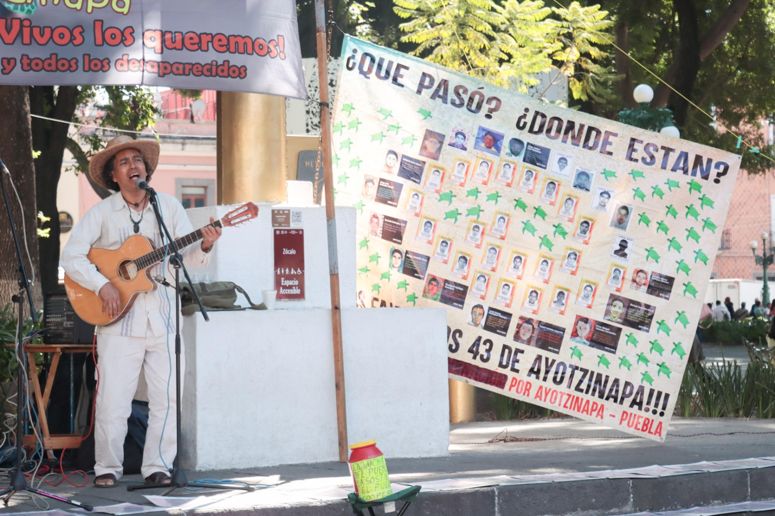 Manifestación en el zócalo de Puebla por desaparecidos de Ayotzinapa.