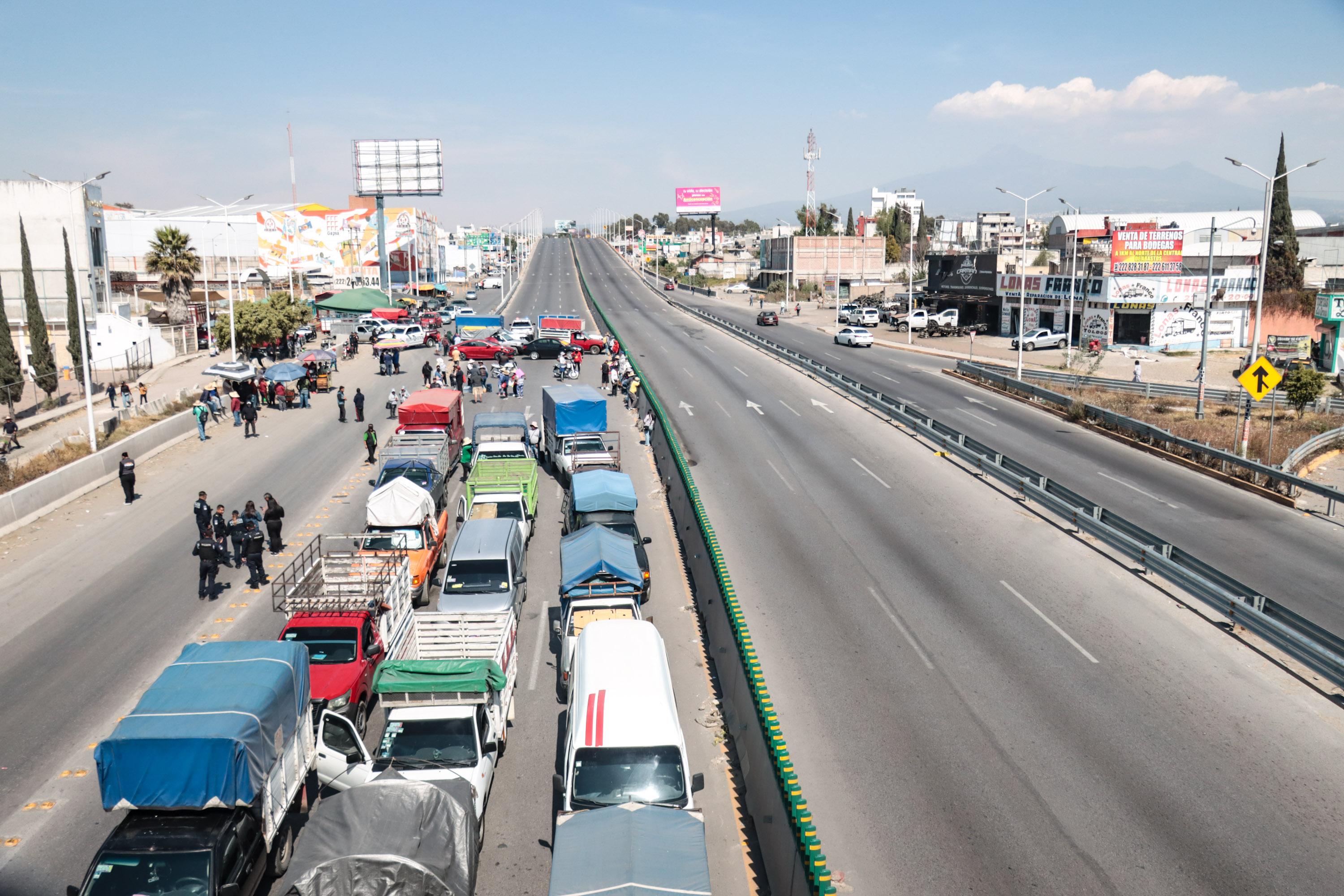 Un grupo de comerciantes de la Central de Abastos llevaron a cabo el cierre de la carretera Santa Ana, a la altura de Villa Frontera.