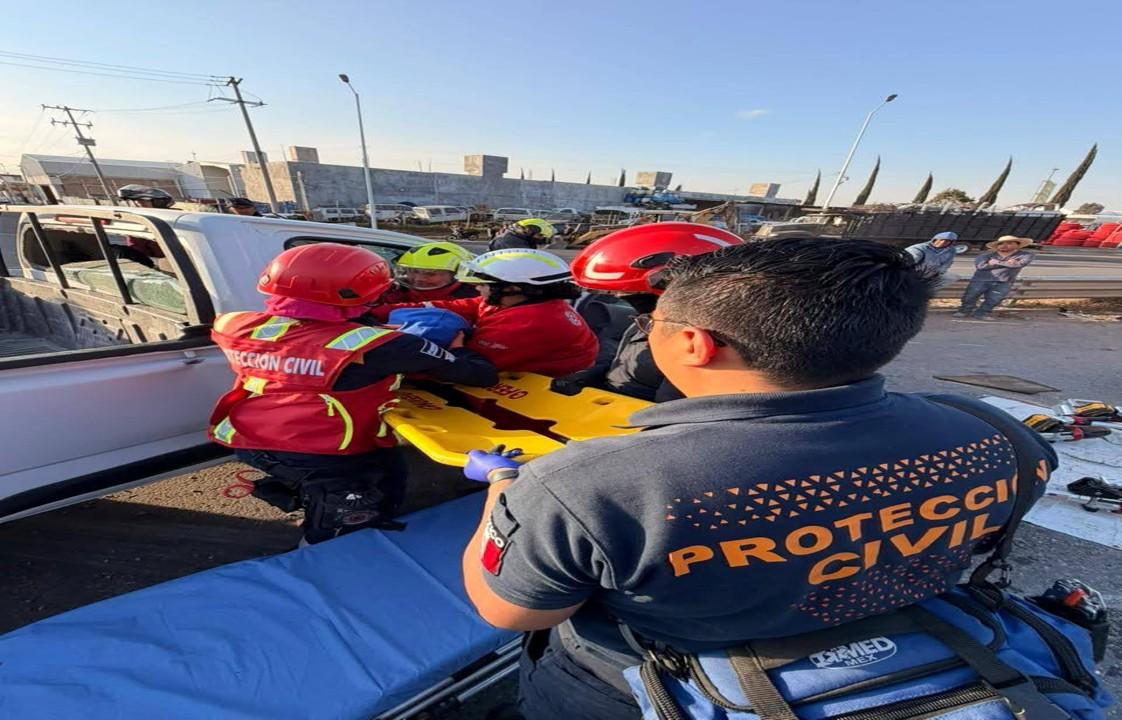 Tras accidente, queda prensado un hombre en la Vía Corta a Santa Ana.