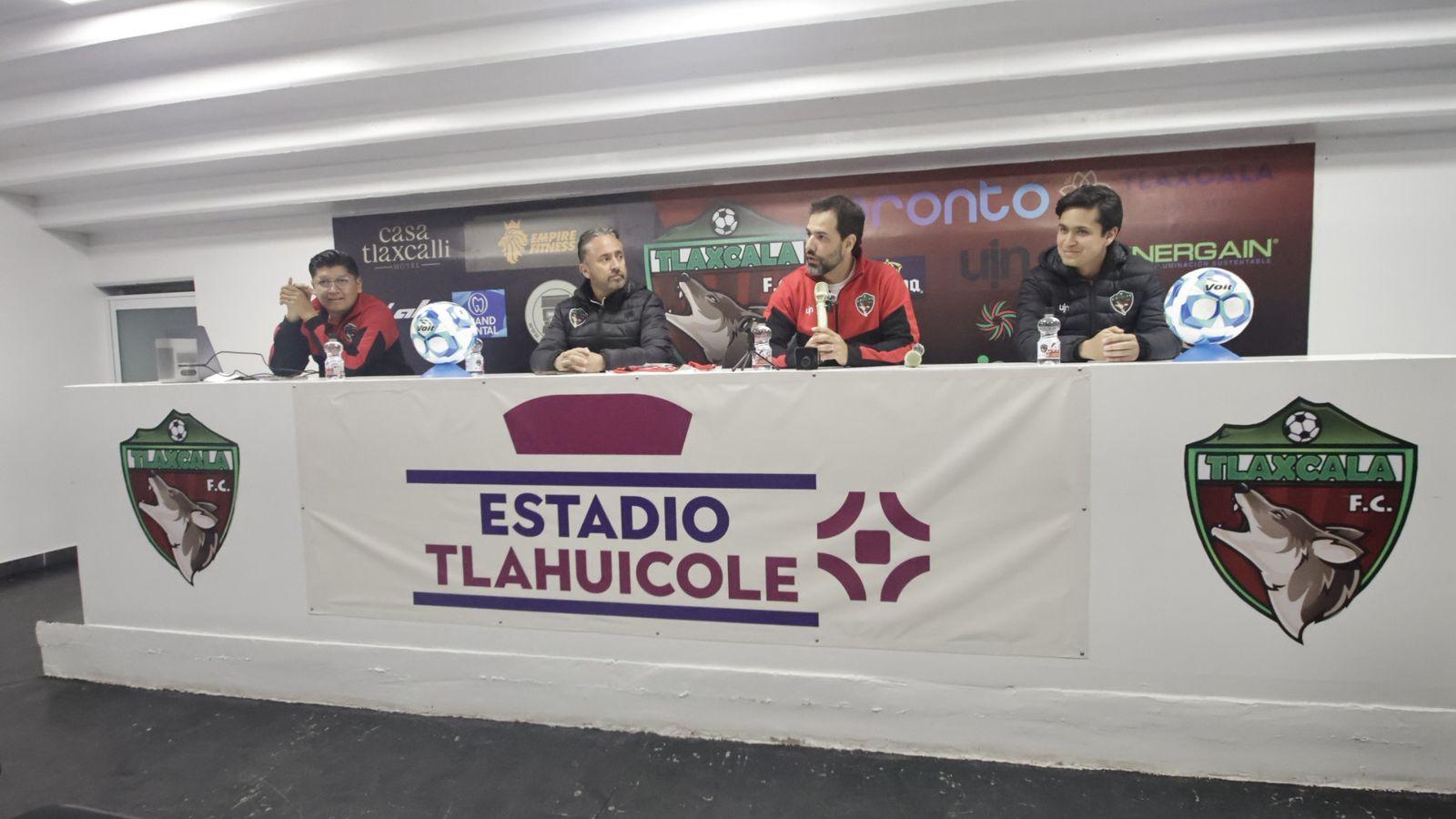 Coyotes Tlaxcala presenta a Gustavo Leal como nuevo director técnico.