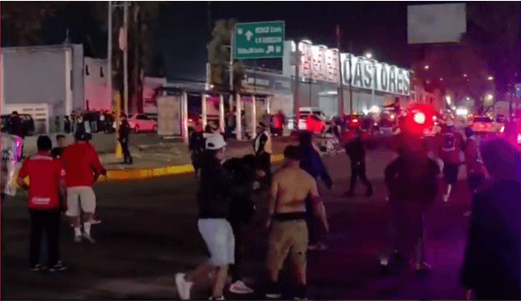 Termina a golpes entre aficionados el partido entre Puebla y Toluca.