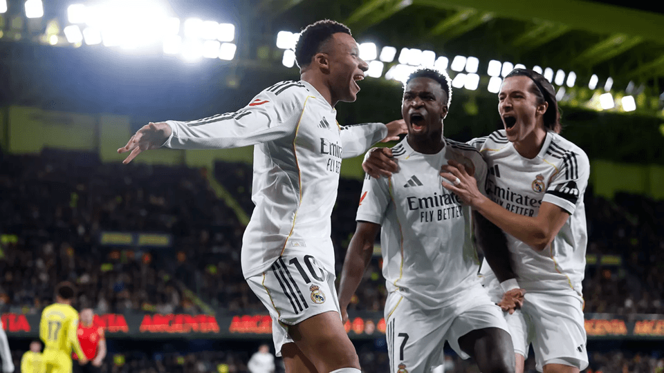 Real Madrid venció 2-0 al Villarreal y es líder momentáneo en España.