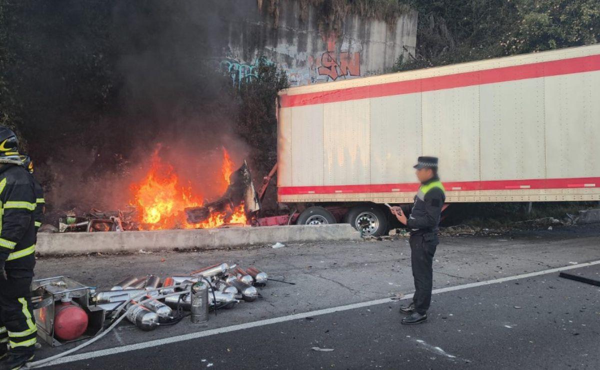 Se registra un choque e incendio de tráiler sobre la autopista México-Toluca.