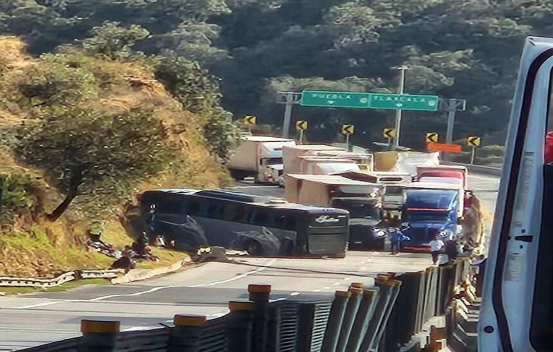 Accidente en el Arco Norte, a la altura de Españita, Tlaxcala, deja 15 lesionados.