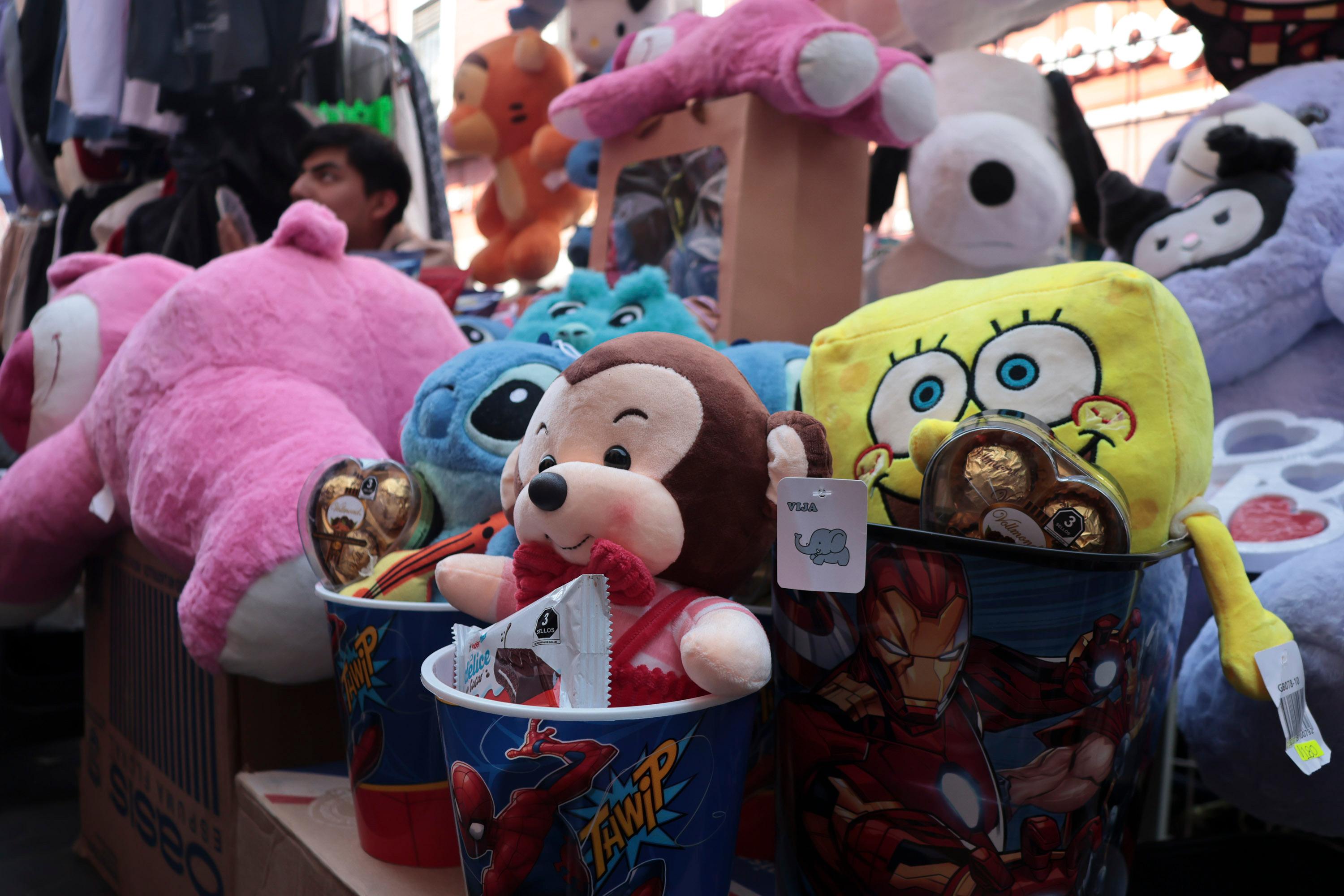 Aumenta la oferta de peluches en el Centro Histórico de Puebla.