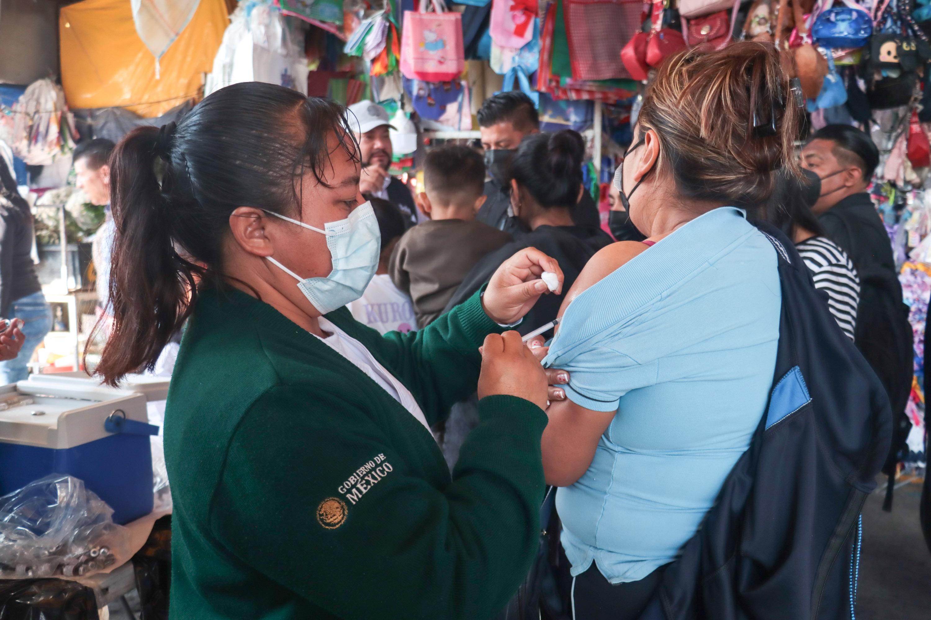 Secretaría de Salud de Puebla acerca vacuna de sarampión a la población.