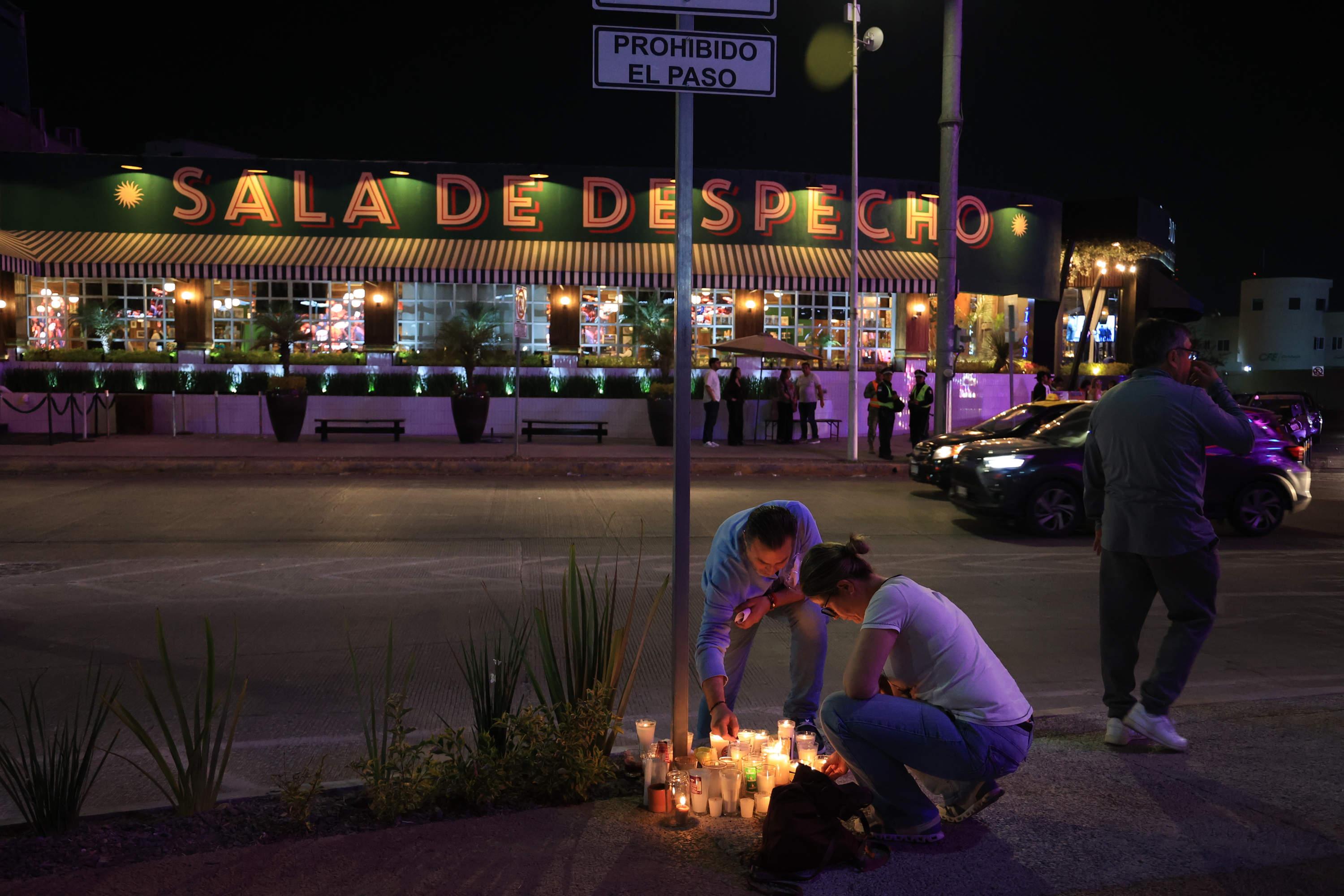 Colocan velas en memoria de víctimas del bar Sala de Despecho.
