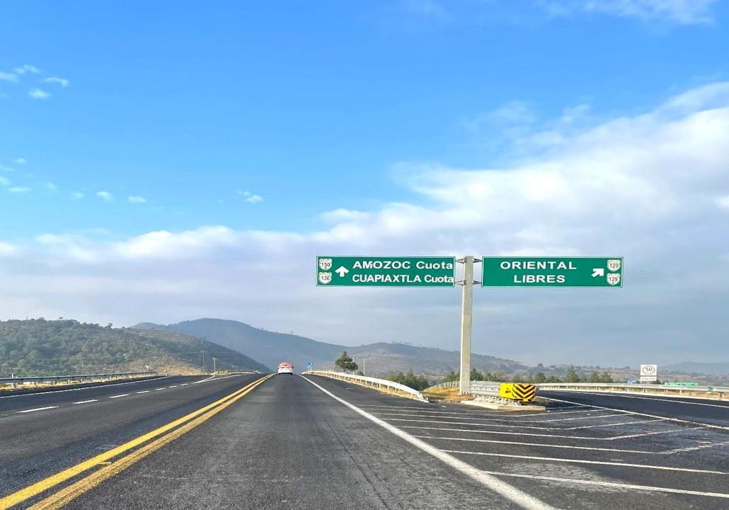 Incendio provoca cierre de la supercarretera Amozoc–Teziutlán.