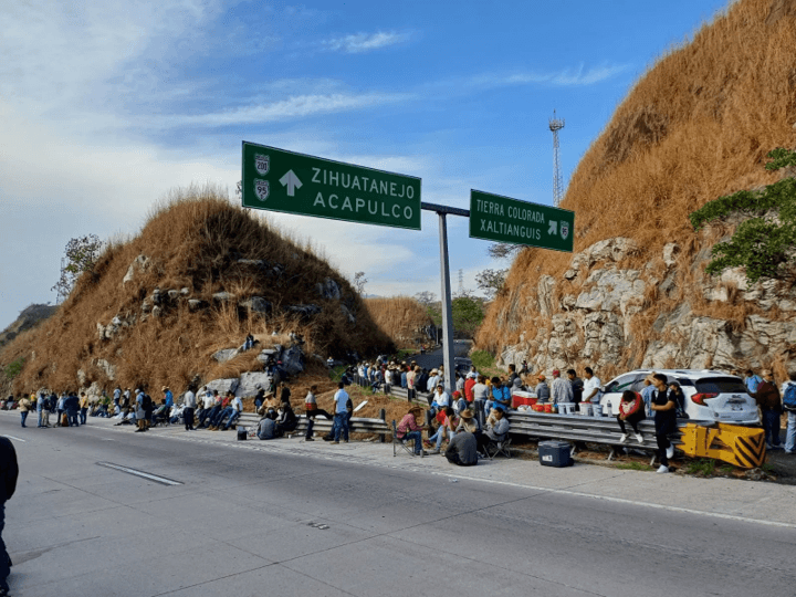 Fue cerrada la Autopista del Sol, a la altura de la desviación a Tierra Colorada, Guerrero.