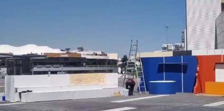 Instalan escenario para dar a conocer cartelera de la Feria de Puebla 2026.