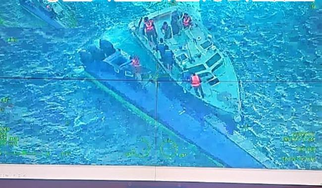 Marina asegura semisumergible con cocaína en las costas de Colima.