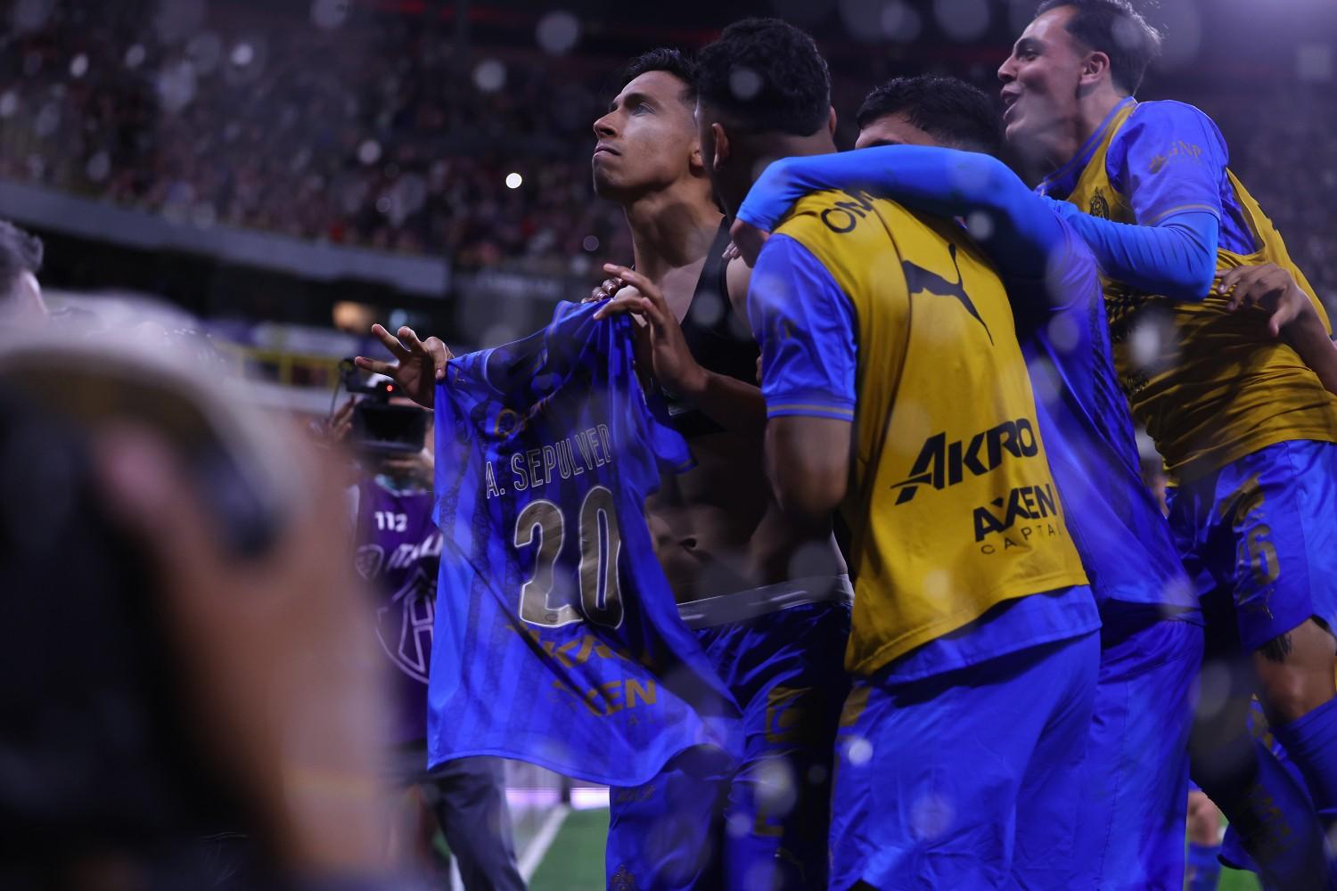 Un Ángel le da el triunfo al Guadalajara en el Clásico Tapatío.