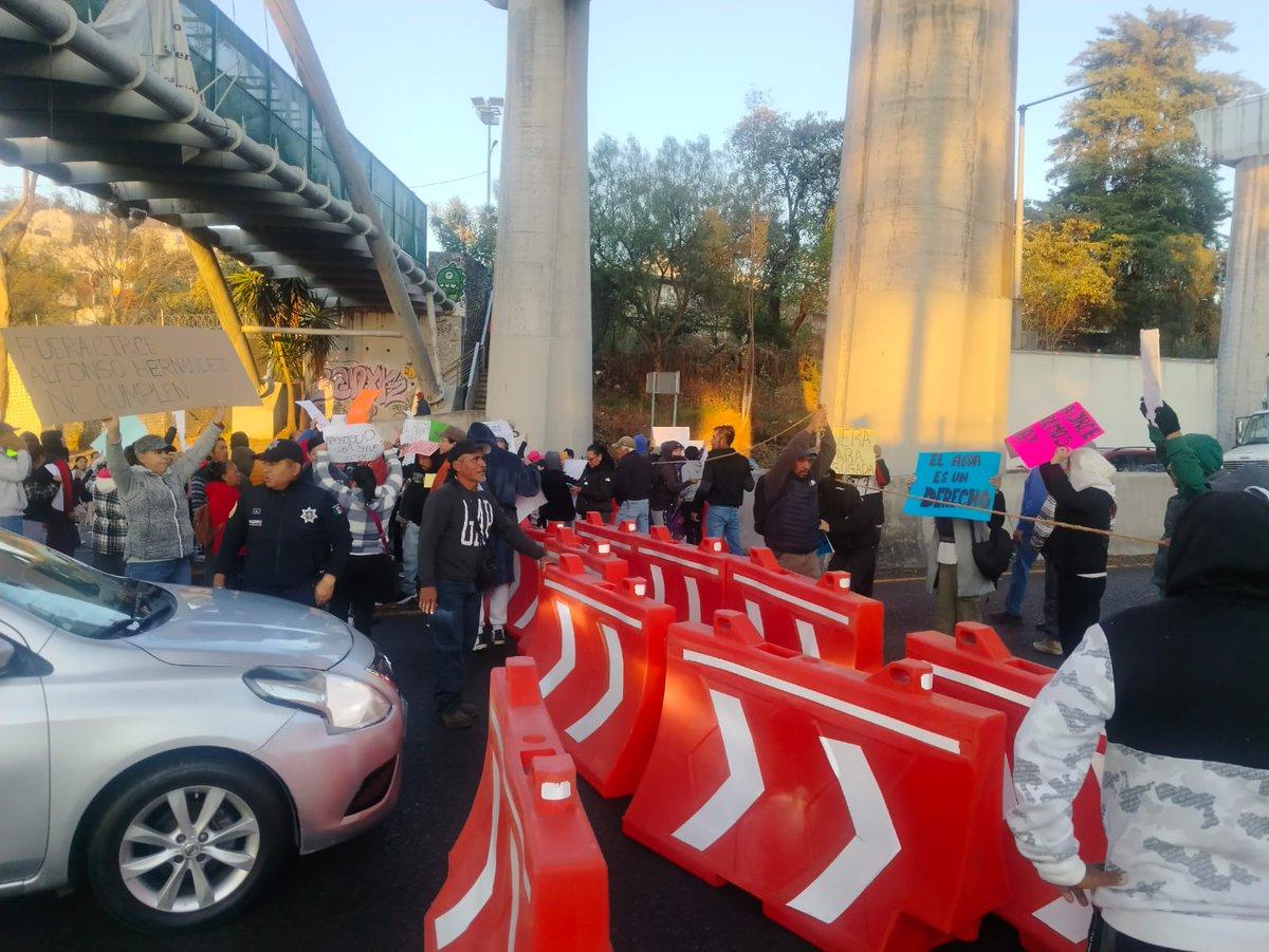 Manifestantes mantienen bloqueada la autopista México-Cuernavaca.