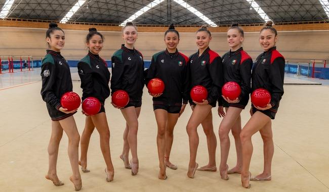 Equipo de gimnasia rítmica de México pule rutinas en China.